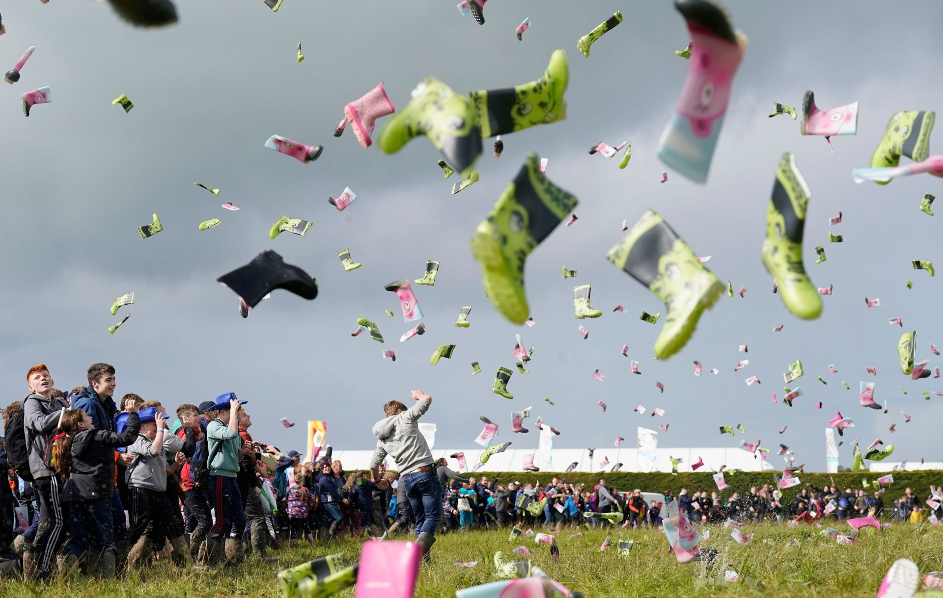 955 people take part in a Guinness World Record attempt at the most people throwing wellies September 20, 2023 (PA Images / Alamy Stock Photo)