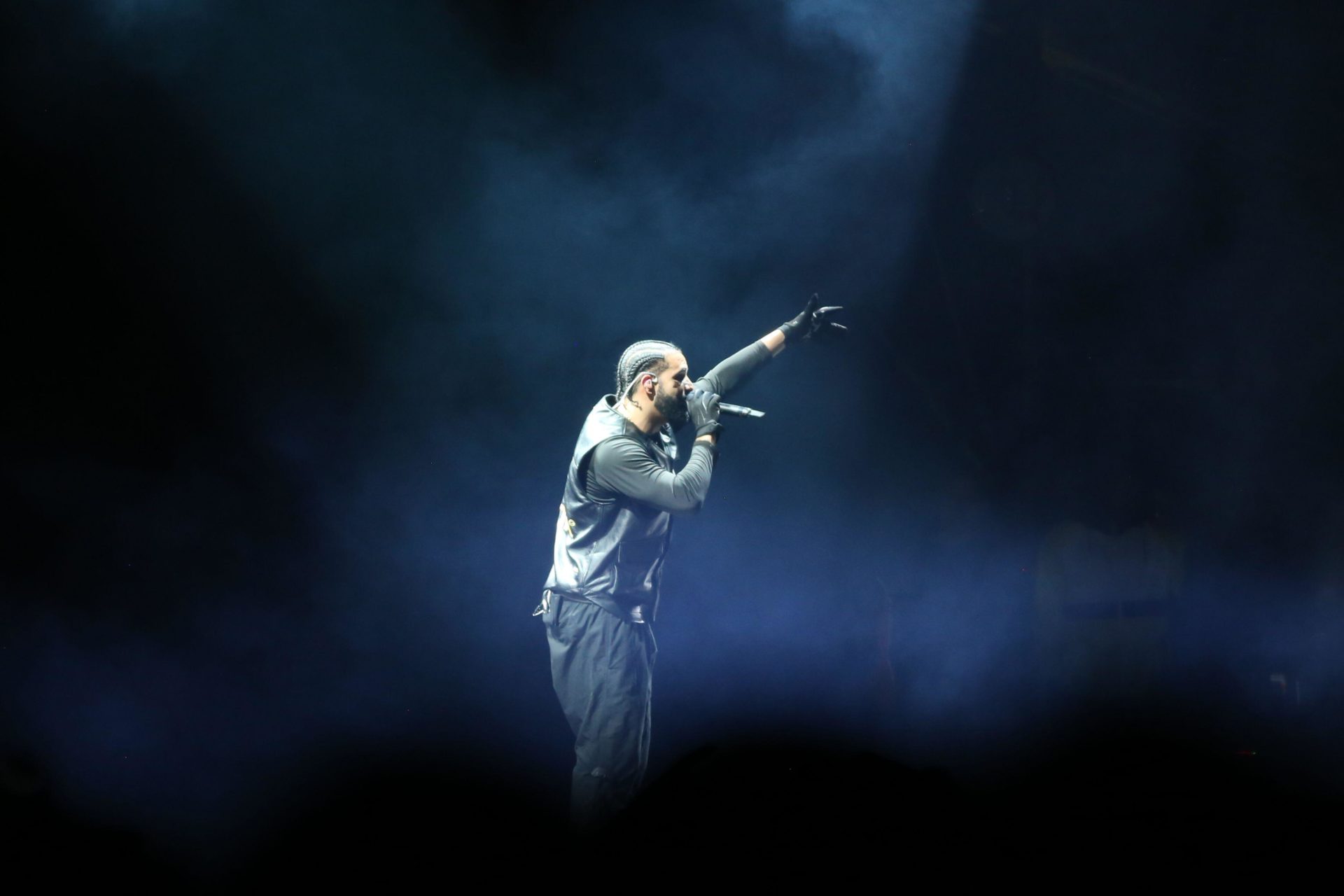 Drake Offered To Pay For A Fans Medical Care! - Vimarsana News