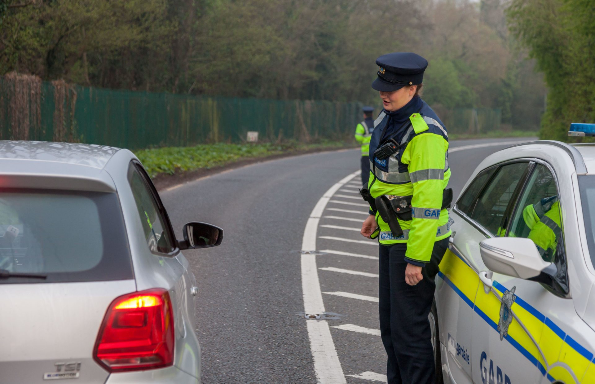 2BDWG65 Carrigaline, Cork, Ireland. 10th April, 2020. Garda Jacinta Broderick, speaking with drivers on their reasons for travel at a checkpoint outside Carrigaline, Co. Cork. In order to minimise the spread of Covid-19 the Gardai have set up more than 600 checkpoints nationwide to persuade the public not to travel outside the 2km restriction zone from their homes. - Credit; David Creedon / Alamy Live News