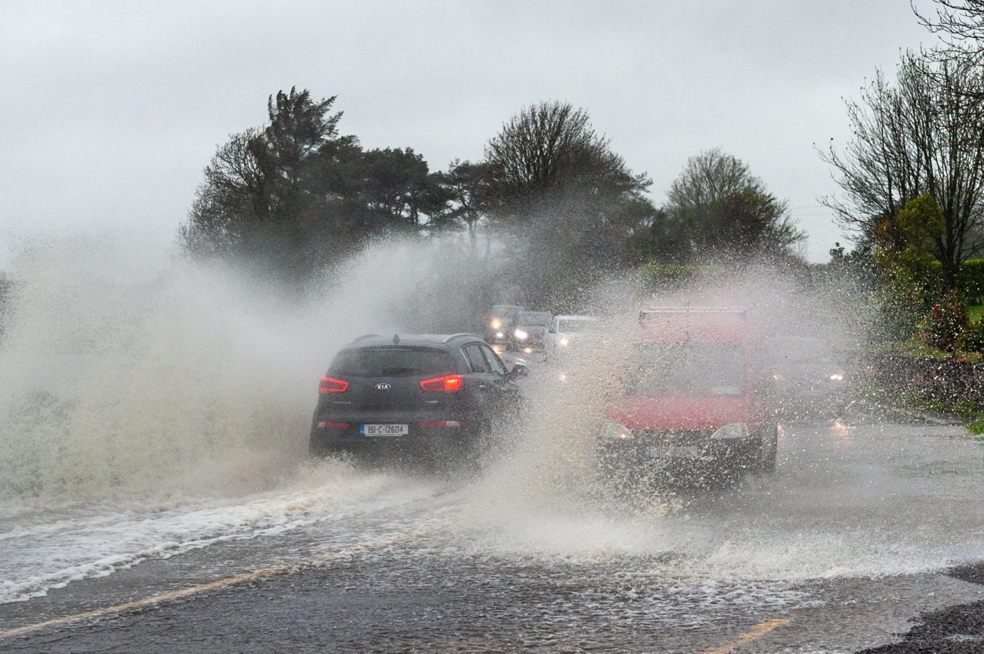 T4A1G9 Skibbereen, West Cork, Ireland. 15th Apr, 2019. Much of Ireland is currently in the midst of a Status Orange Rainfall Warning, issued by Met Eireann. Cars negotiate a spot flood on the N71 near Skibbereen. Credit: Andy Gibson/Alamy Live News