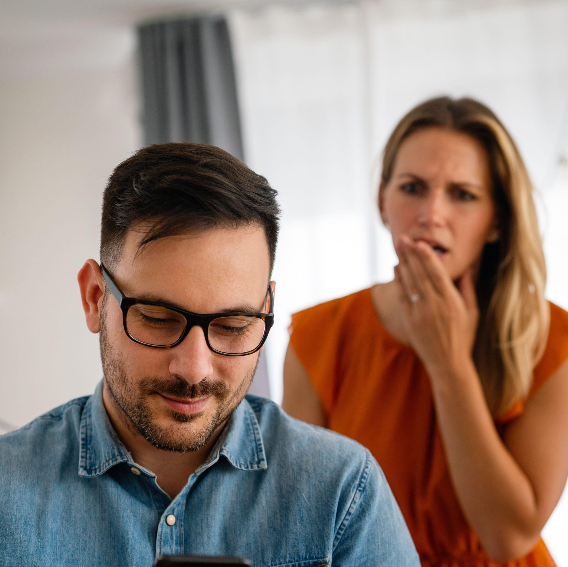 Keeping something. Руки держат фотокарточку. Шум. Keep in mind. Keep in mind идиома.