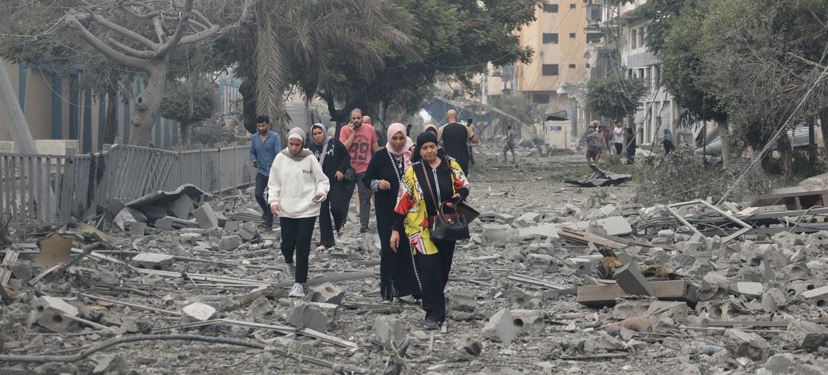 Families flee their shattered neighbourhood, Tal al-Hawa, to seek refuge in the southern Gaza strip in October 2023