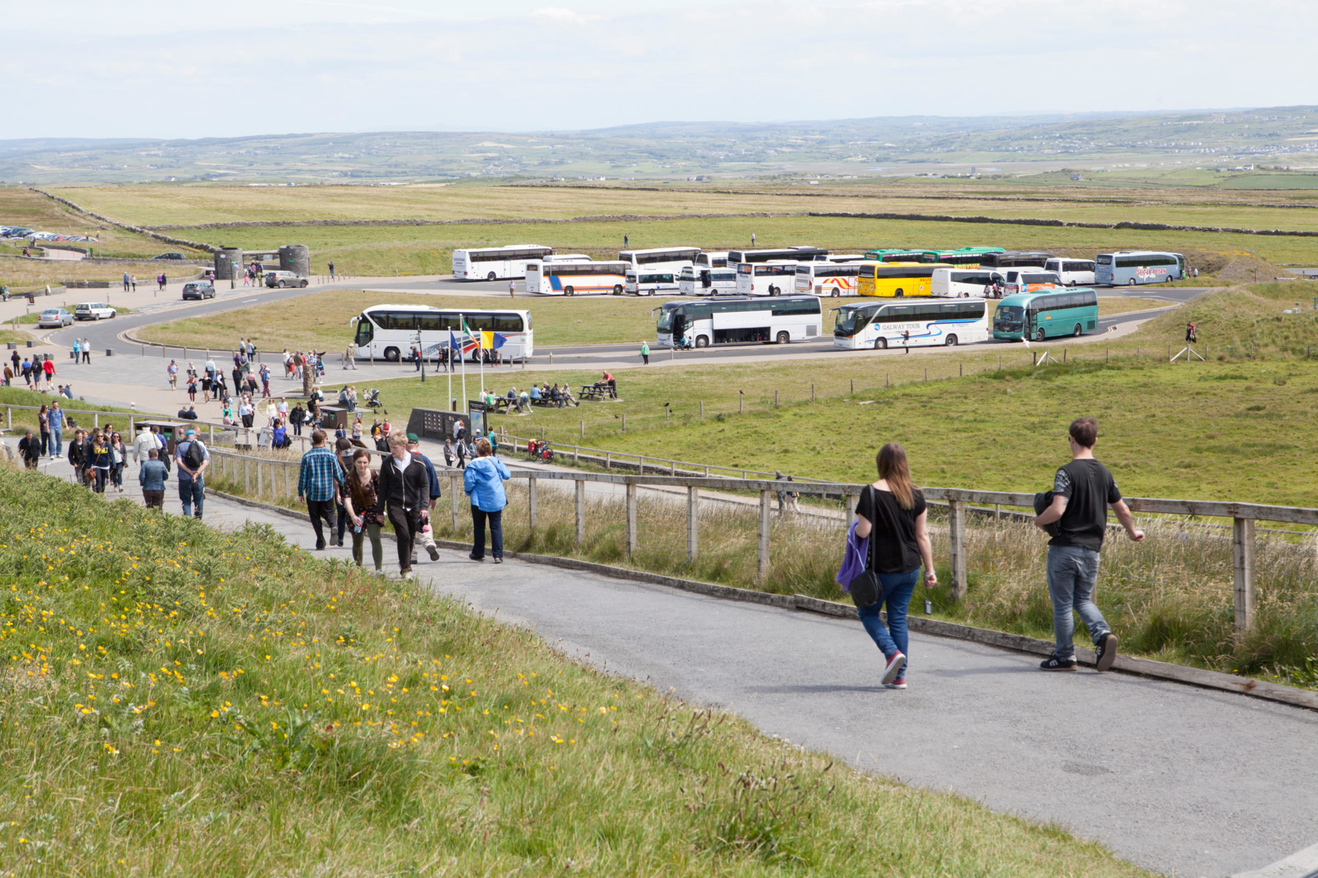 FA6G1R Tour buses parked and tourists at the Cliffs of Moher Experience - Ireland