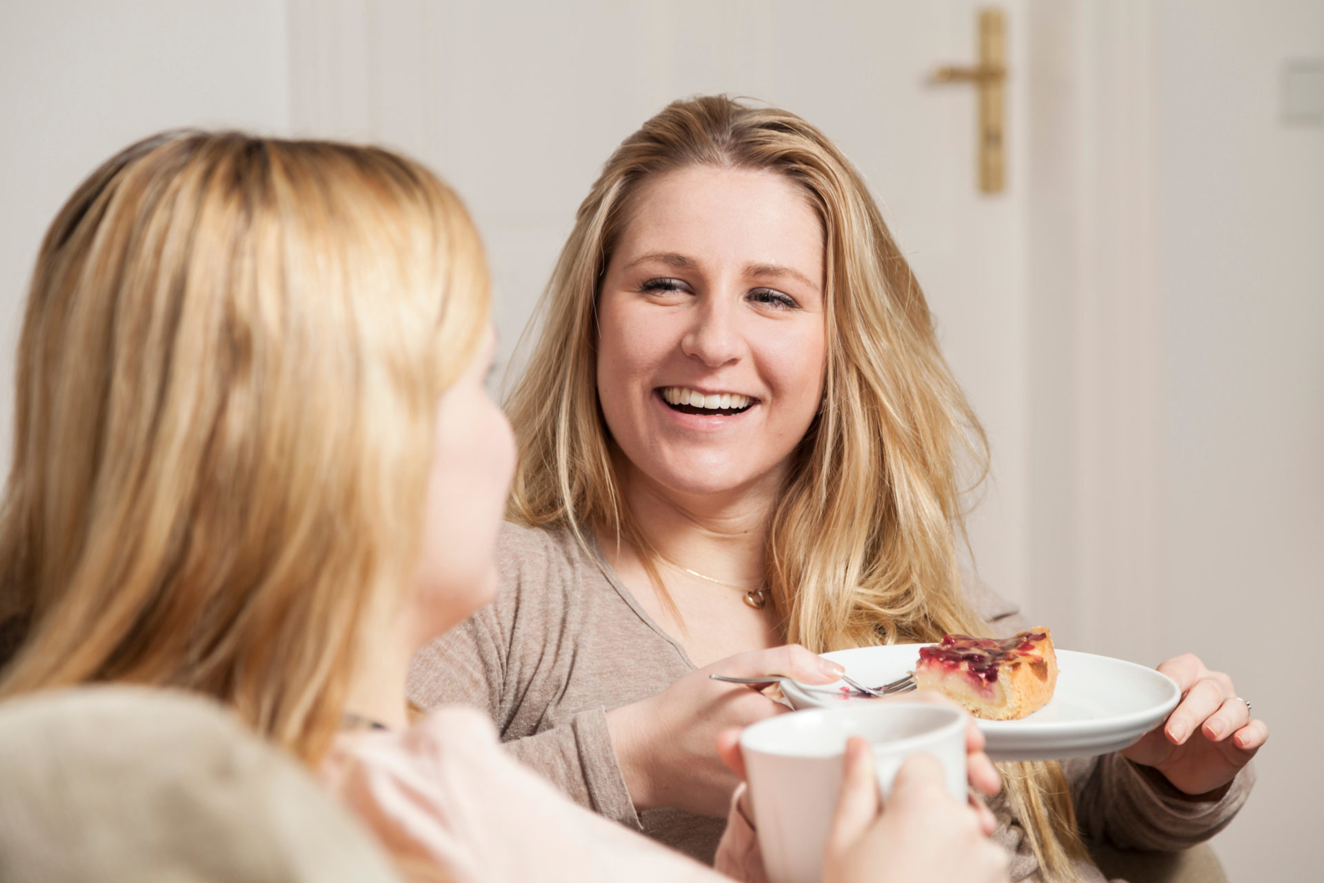 F4RPT3 girlfriends in coffee gossip, one looks happy