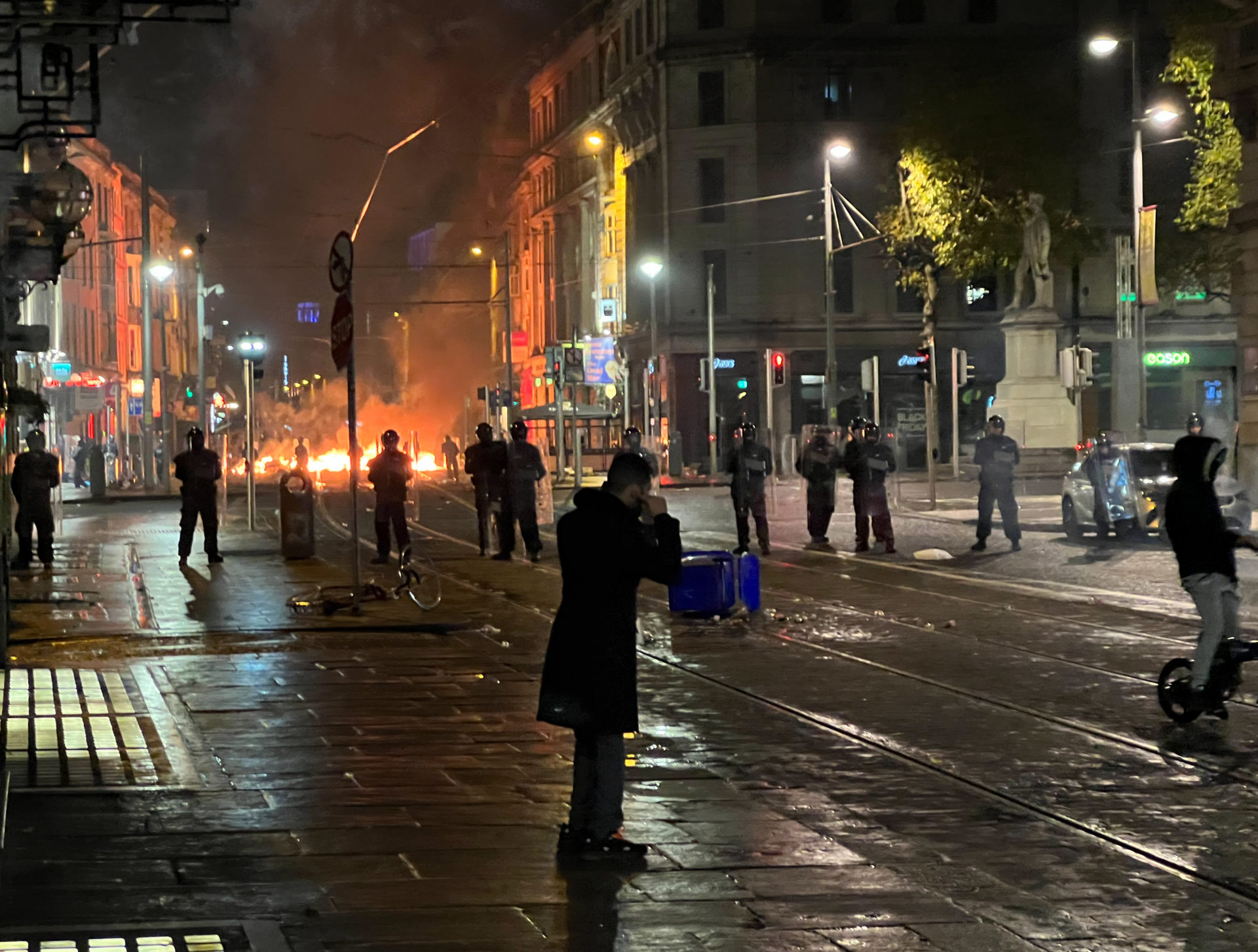 Gardaí in Dublin city centre as rioter set fire and cause massive public damage