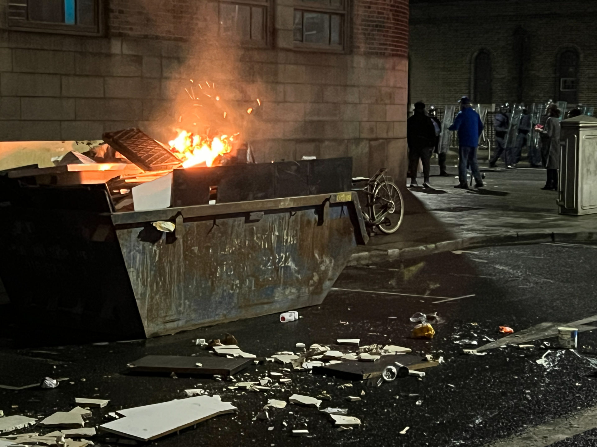 Rioters set fires in Dublin city, 23/11/2023
