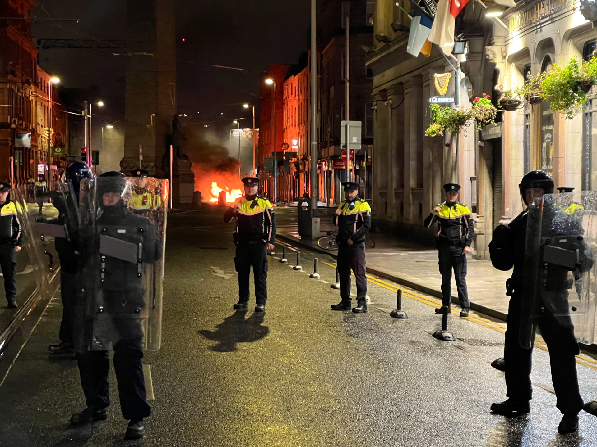 The Garda Public Order Unit on O'Connell Street and Parnell Street in Dublin tonight amid riots, 23-11-2023. Image: Sam Boal/RollingNews