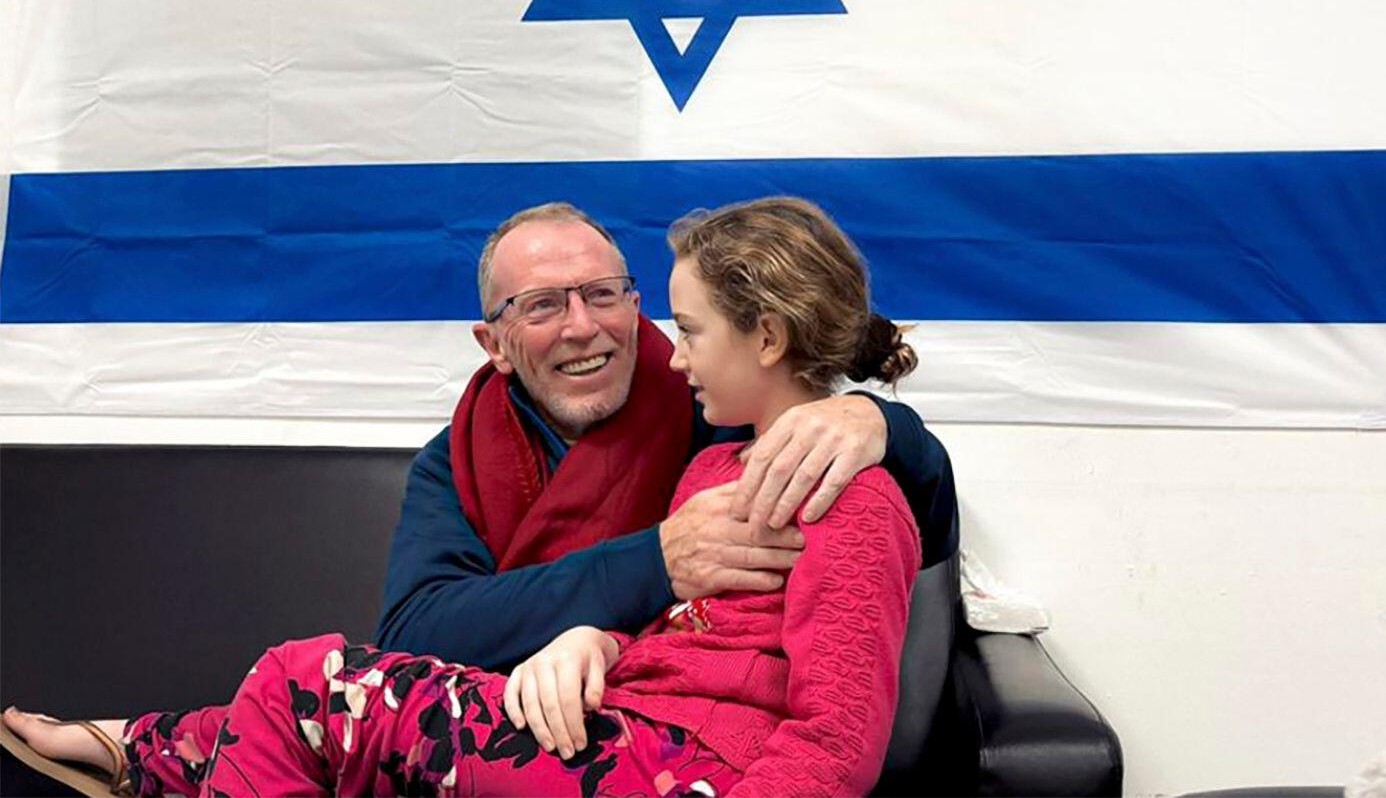 In this photo provided by the Israeli Army Emily Hand is reunited with her father, 26-11-2023.