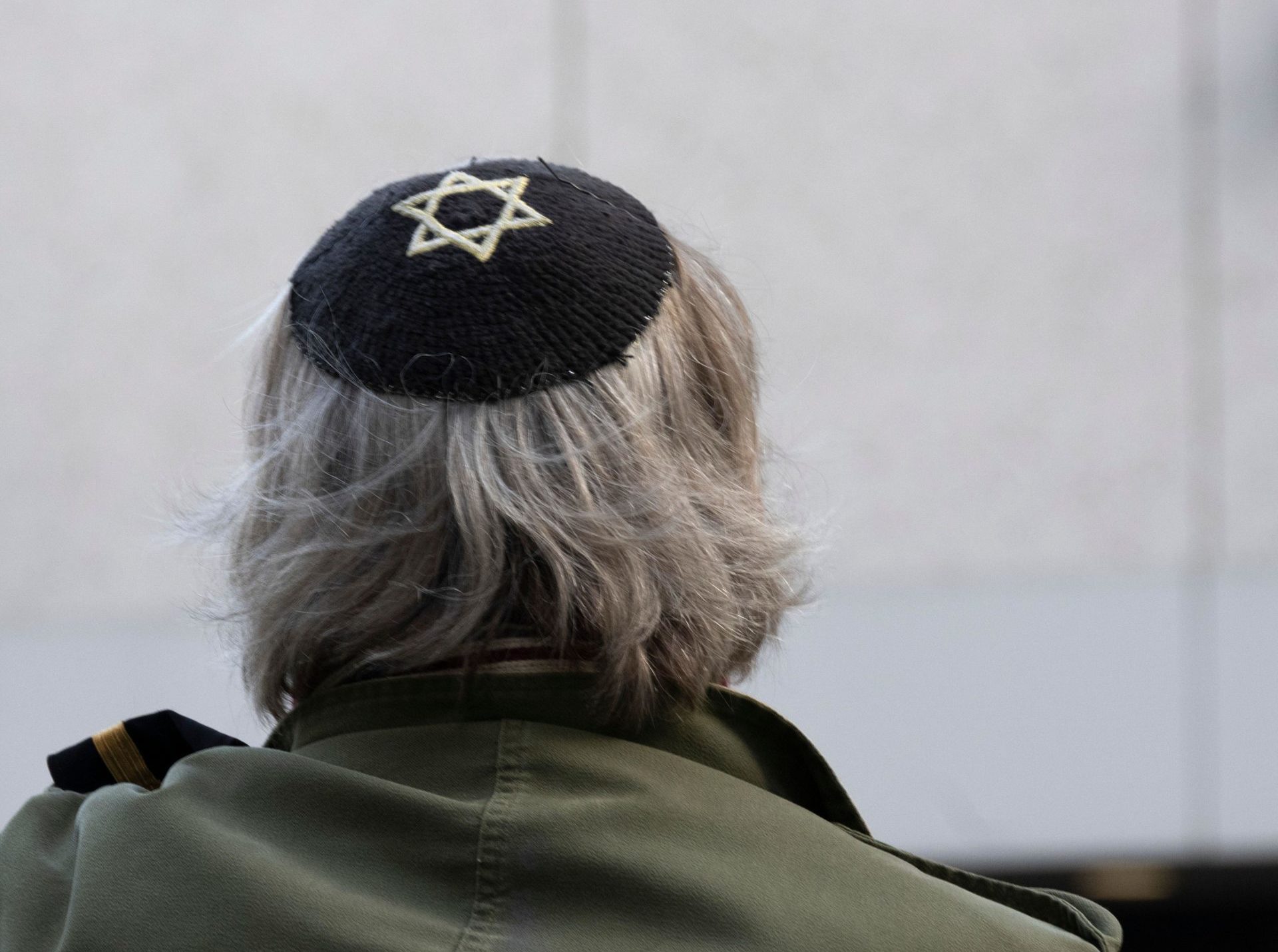 2JDB835 Jewish man wearing Yarmulke with the Star of David; Vancouver, British Columbia, Canada