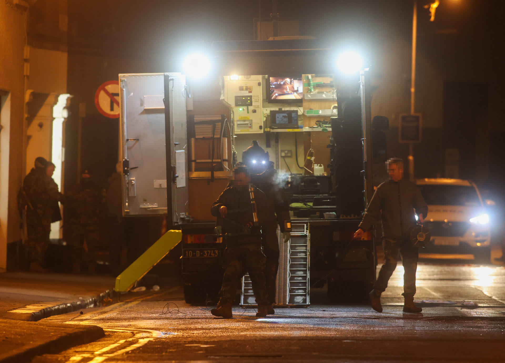 The Defence Forces Bomb Disposal unit prepares to enter the building on Little Britain Street, Dublin