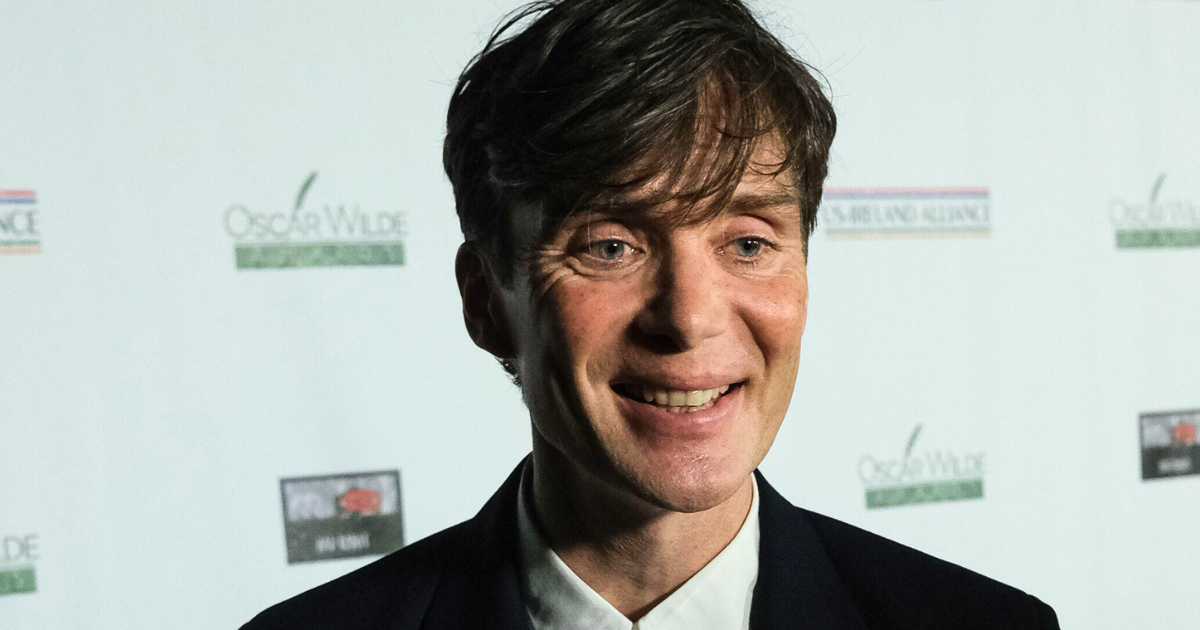 Cillian Murphy talking to the press at the 2024 Oscar Wilde Awards in Los Angeles