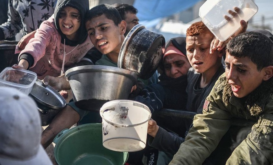 People clamour for food in the city of Rafah in the southern Gaza Strip, 13-1-24.