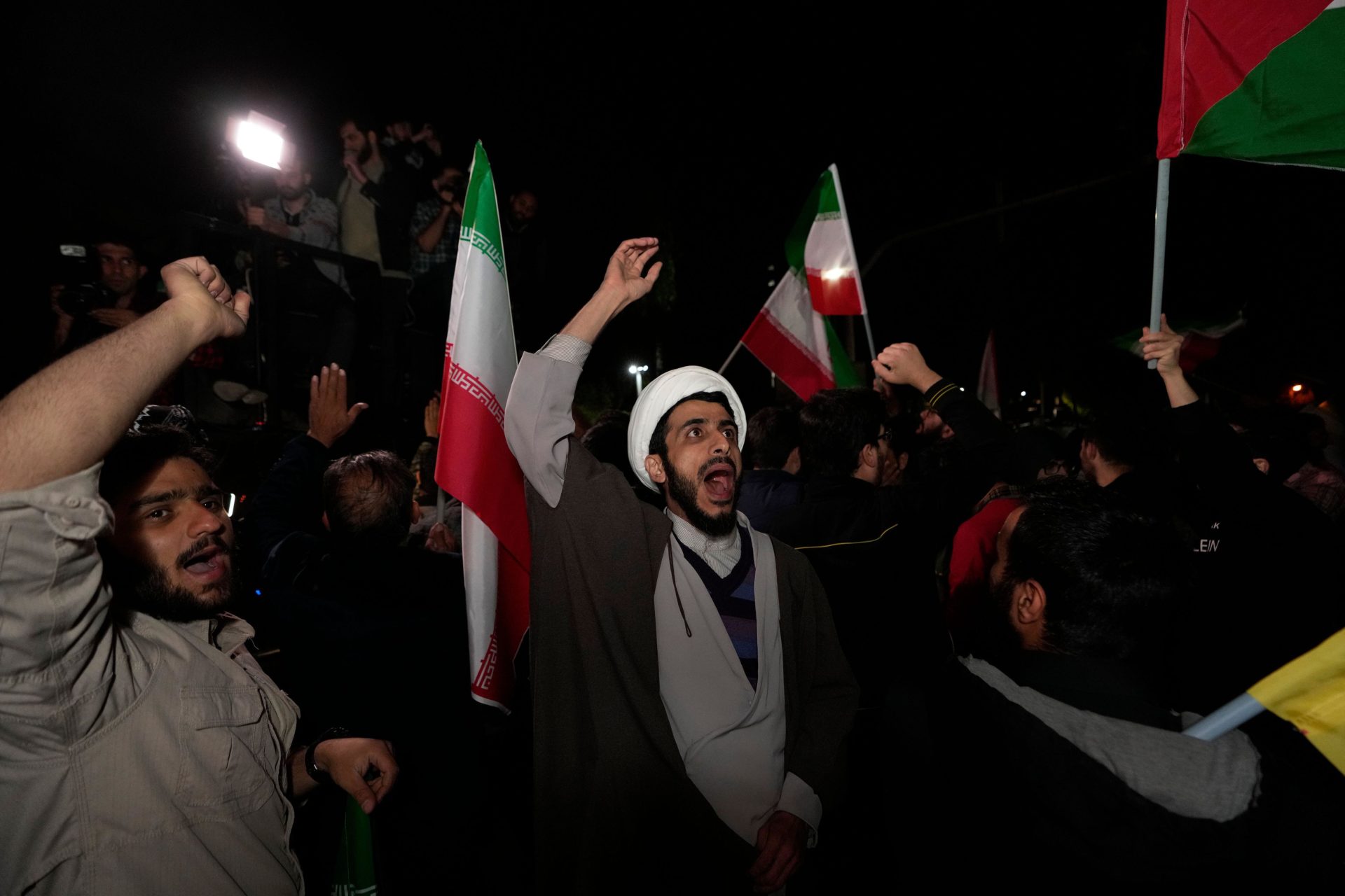 Demonstrators in Iran chant slogans during their anti-Israeli gathering in front of the British Embassy in Tehran, 14/04/2024. Image: AP Photo/Vahid Salemi
