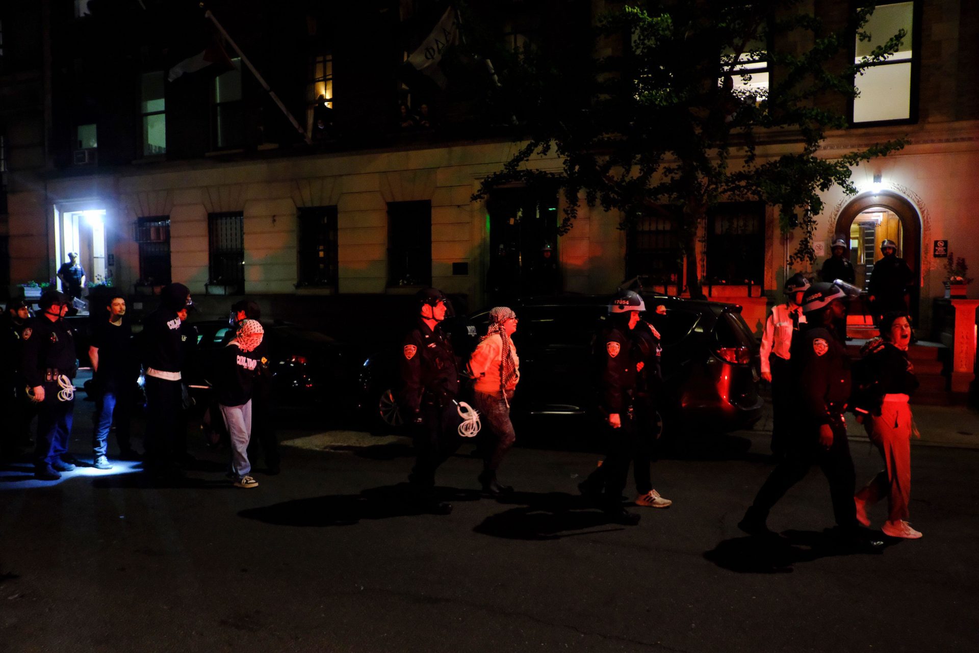 Members of the New York Police Department escort protesters from Columbia University after entering the campus, 30-4-24. 