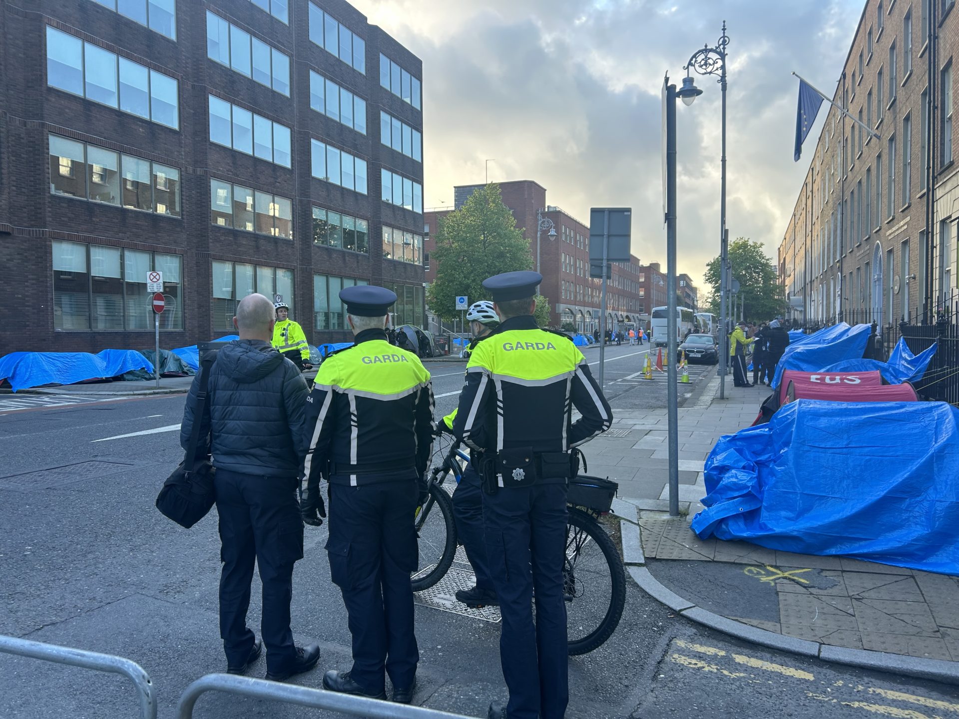 Gardaí on Dublin's Mount Street during an operation to remove asylum seeker tents outside the International Protection Office, 1-5-24. 