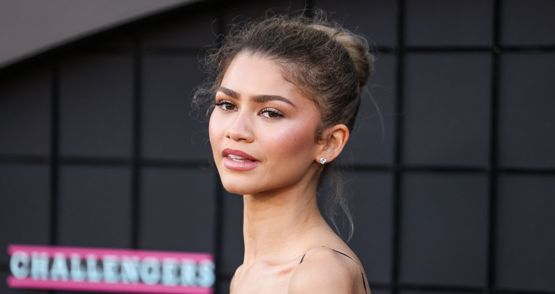 Zendaya must be the queen of calm! The MET Gala is happening this Monday and Zendaya's dress is still in the works.