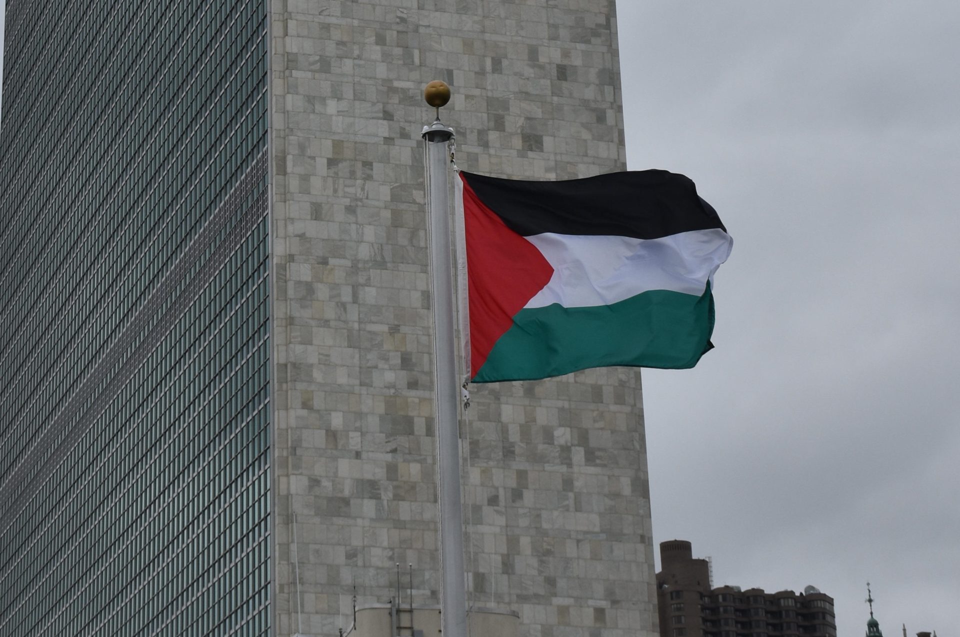 The Palestinian flag flies at the United Nations in New York, 30-9-15.