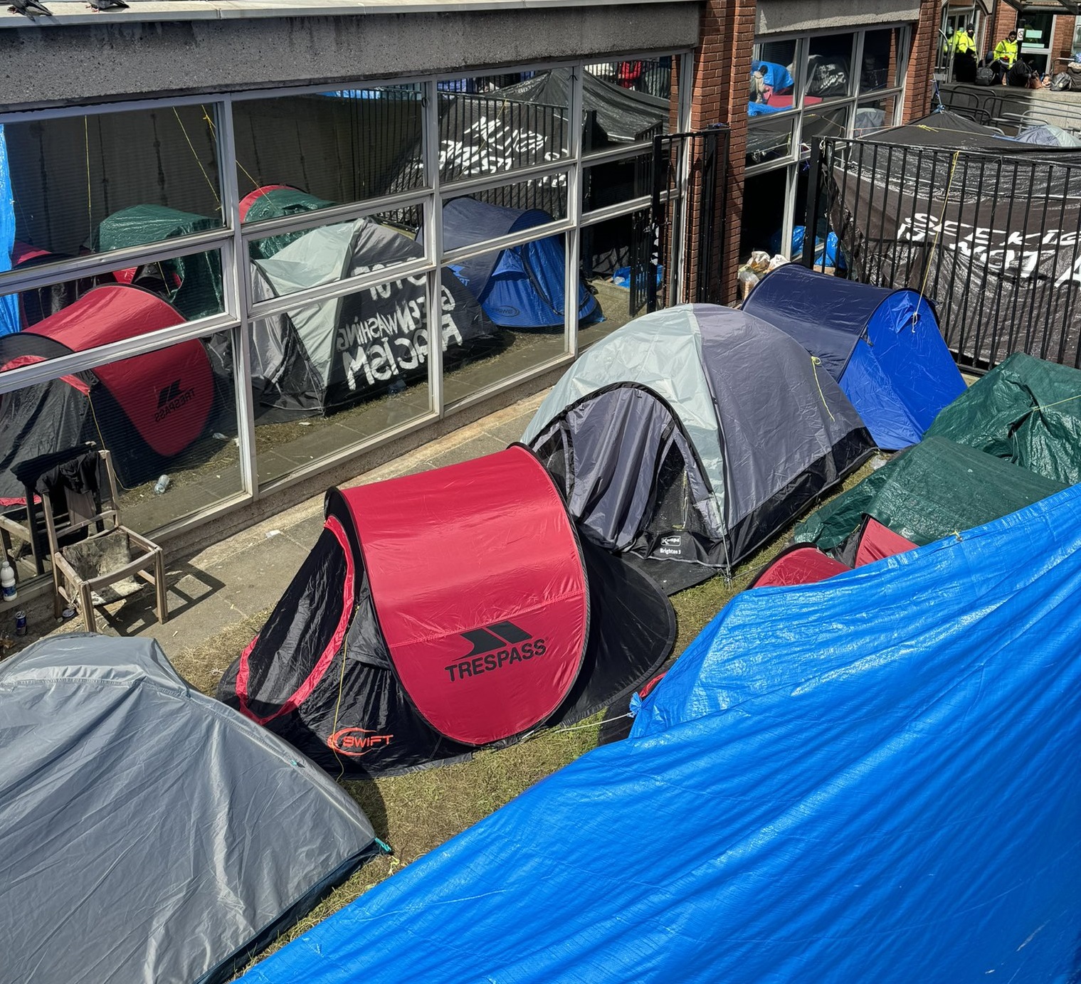 Asylum seeker tents are seen in Dublin city, 28-4-24.