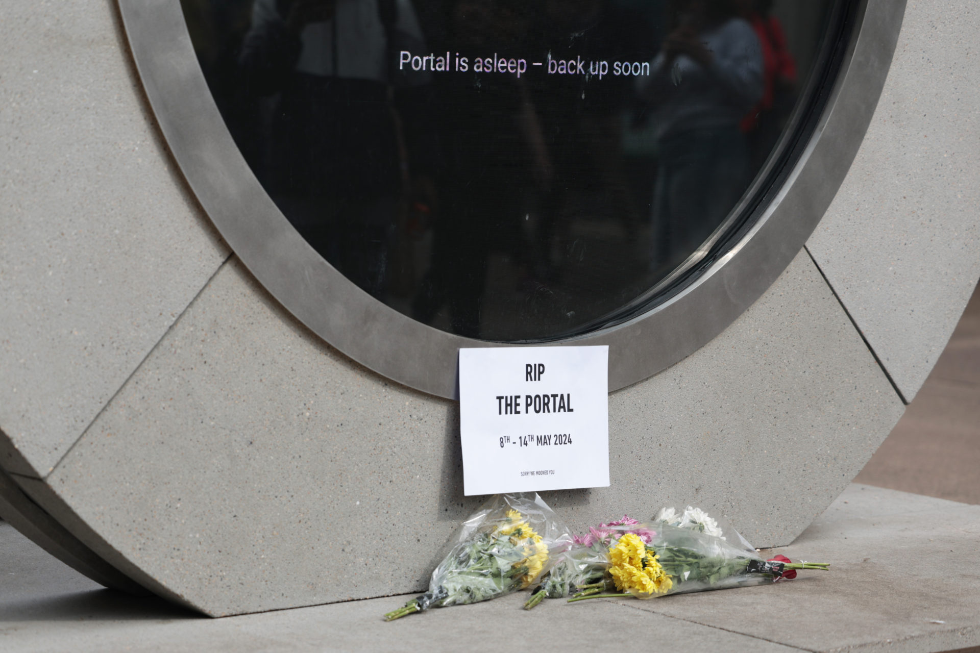 A sign saying RIP the Portal with flowers beside it. Image: Leah Farrell / © RollingNews.ie