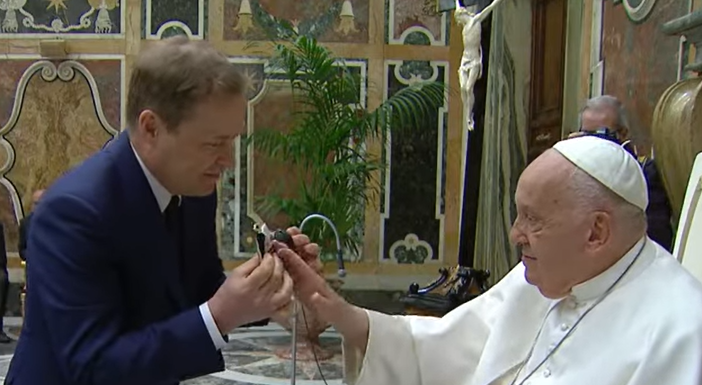 Ardal O'Hanlon and the Pope meeting at the Vatican. Image: Vatican Events