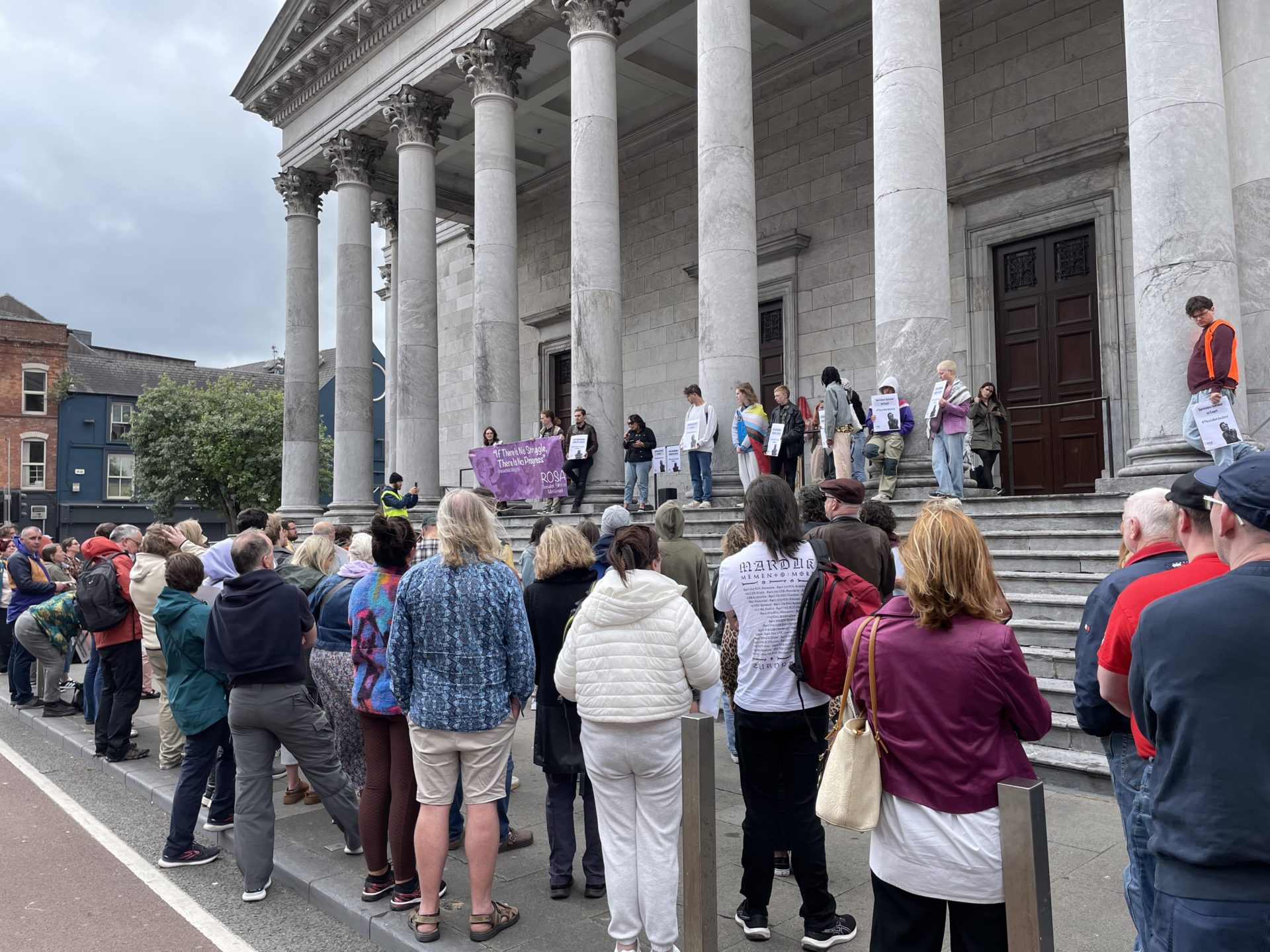 Crowds on the steps of Washington Street courthouse Cork in a protest in solidarity with Natasha O'Brien, 27/06/2024. Image: Jamie O'Hara/