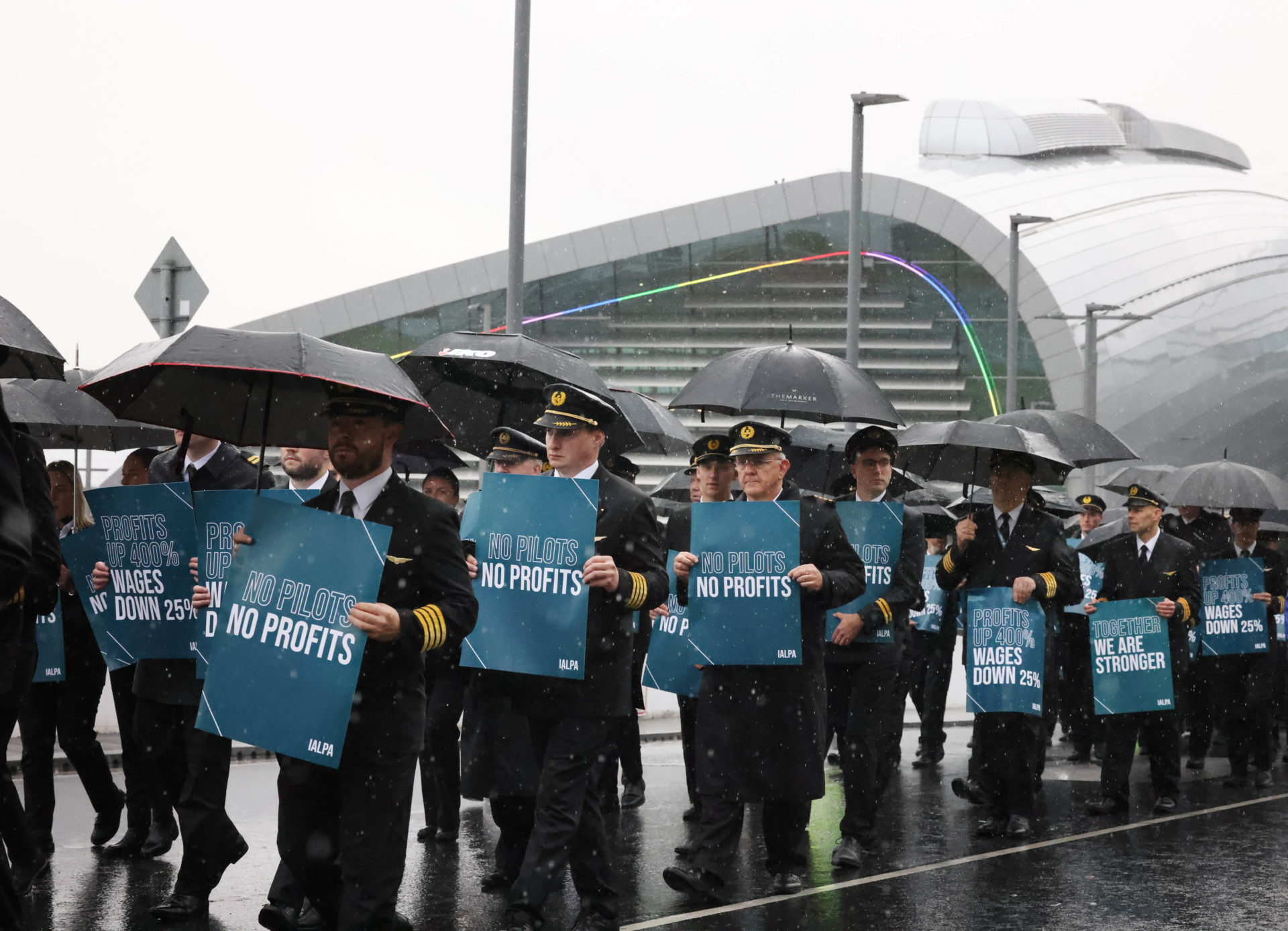 IALPA pilots striking at Dublin Airport demanding Aer Lingus increase pay. Image: Leah Farrell/© RollingNews.ie