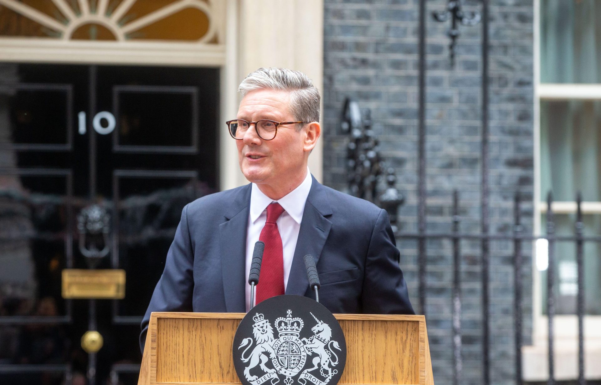 UK Labour leader Keir Starmer makes his maiden speech as British Prime Minister outside 10 Downing Street in London, 5-7-24.