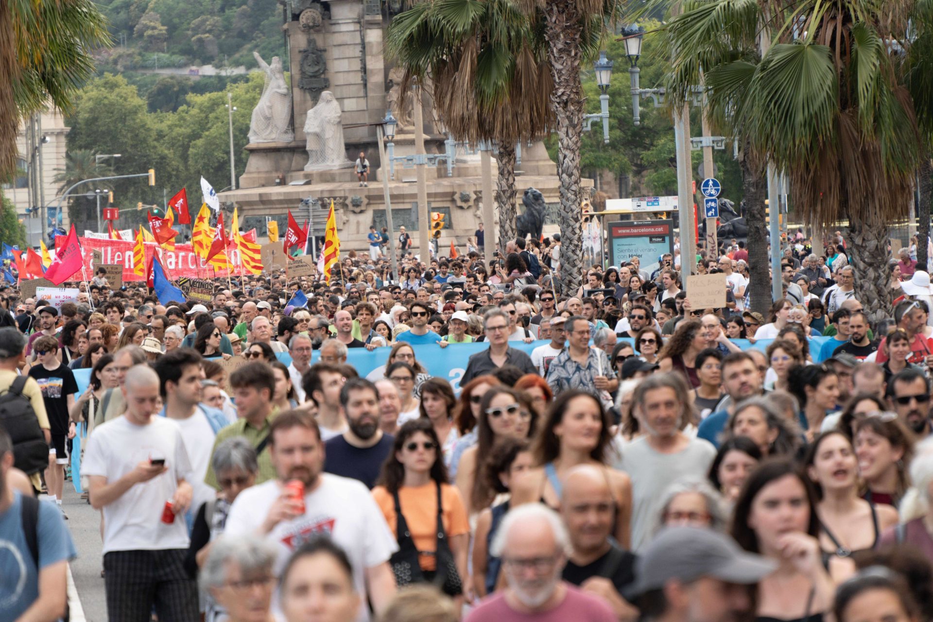 Anti-tourism protesters in Barcelona use water suns on diners