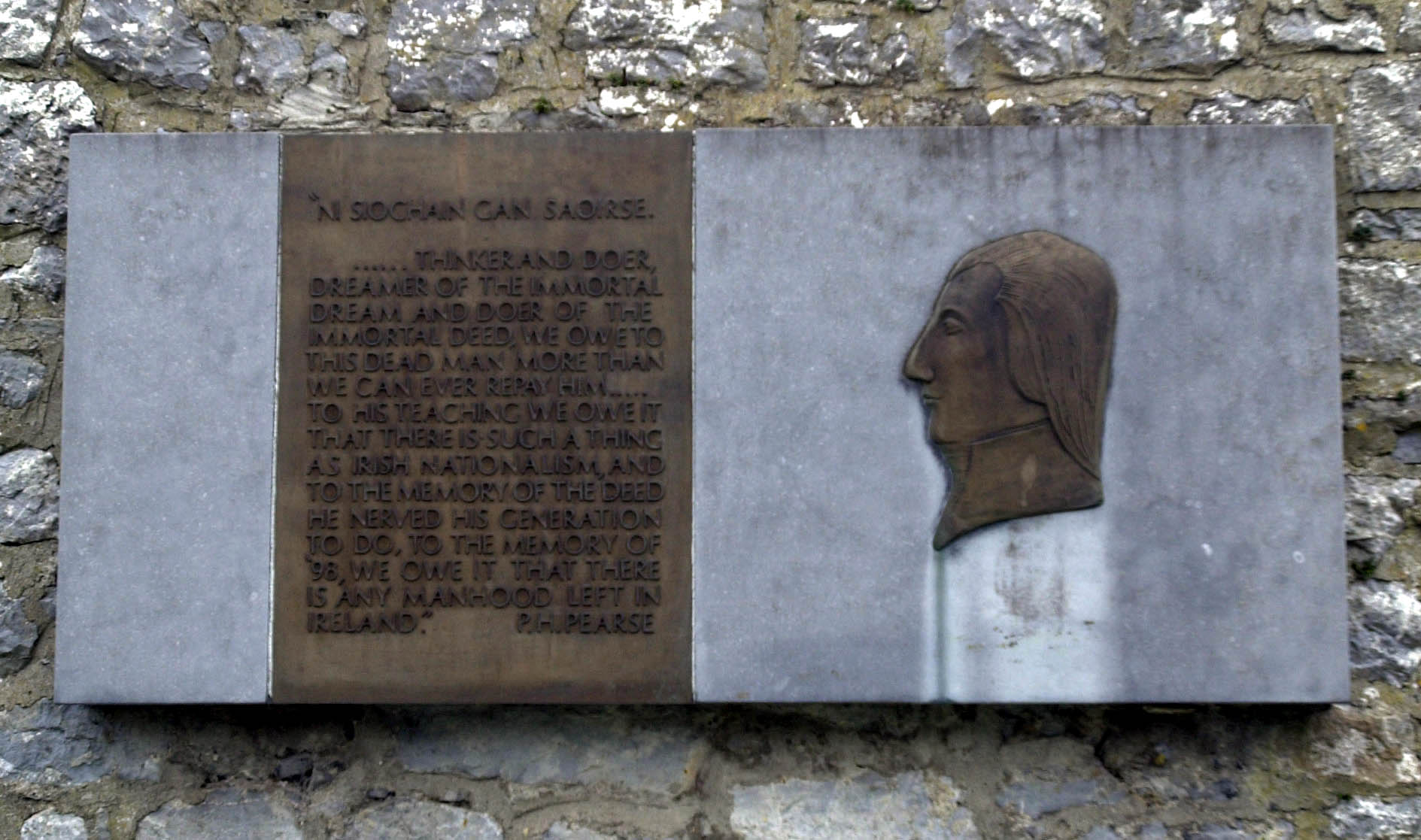 Wolfe Tones resting place at Bodenstown in County Kildare, during the annual Fianna Fail Commemoration 19/10/2003. Photo: Photocall Ireland.