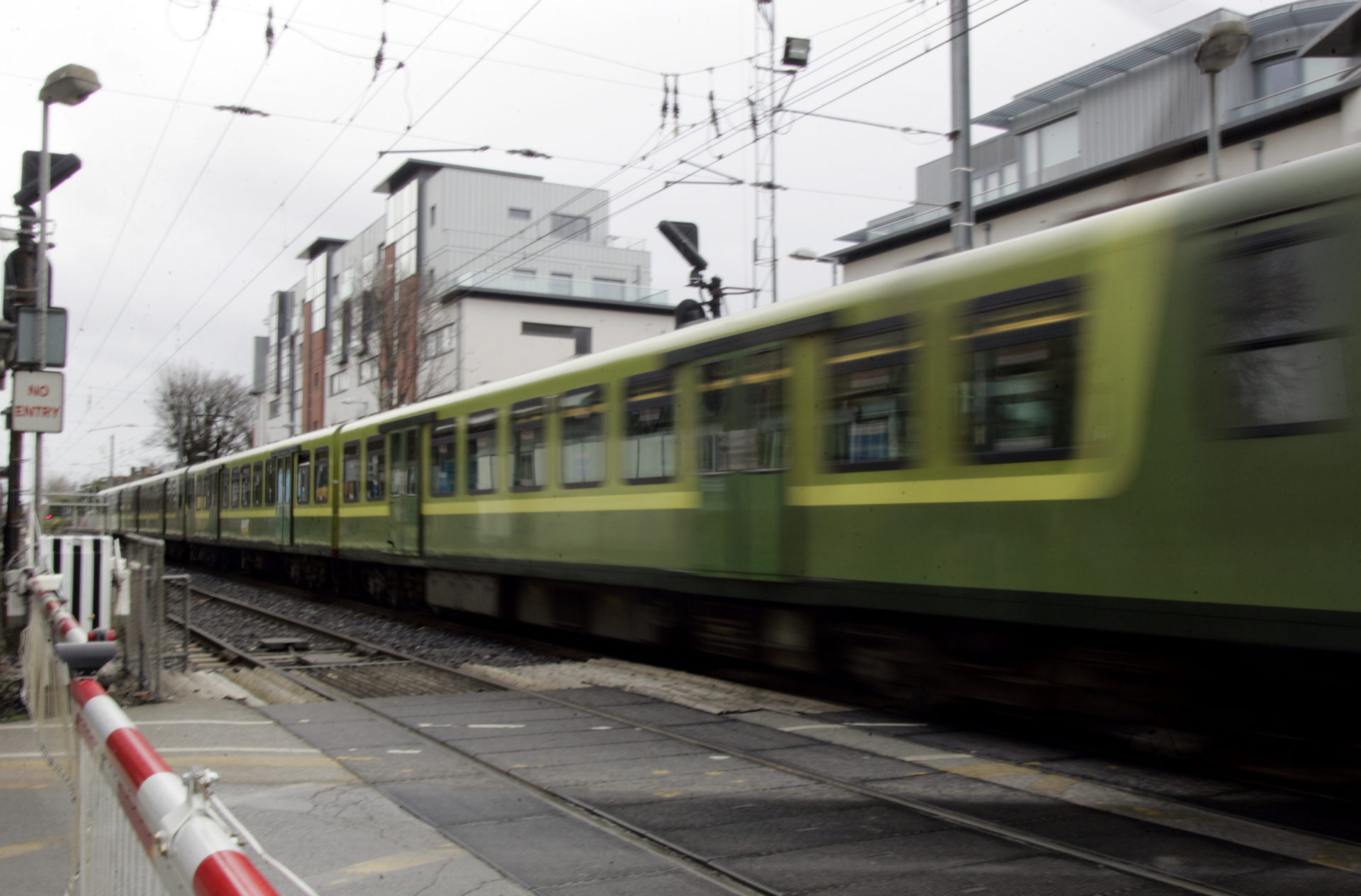  A DART train pictured at Lansdowne Road DART station, 9-3-09.