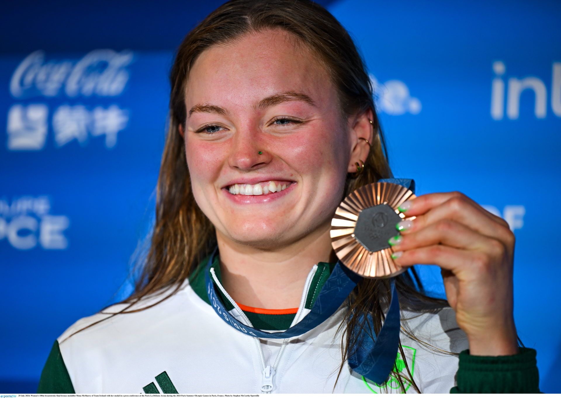 Mona McSharry with her Bronze medal for the Women's 100m breaststroke final. Image: Stephen McCarthy/Sportsfile