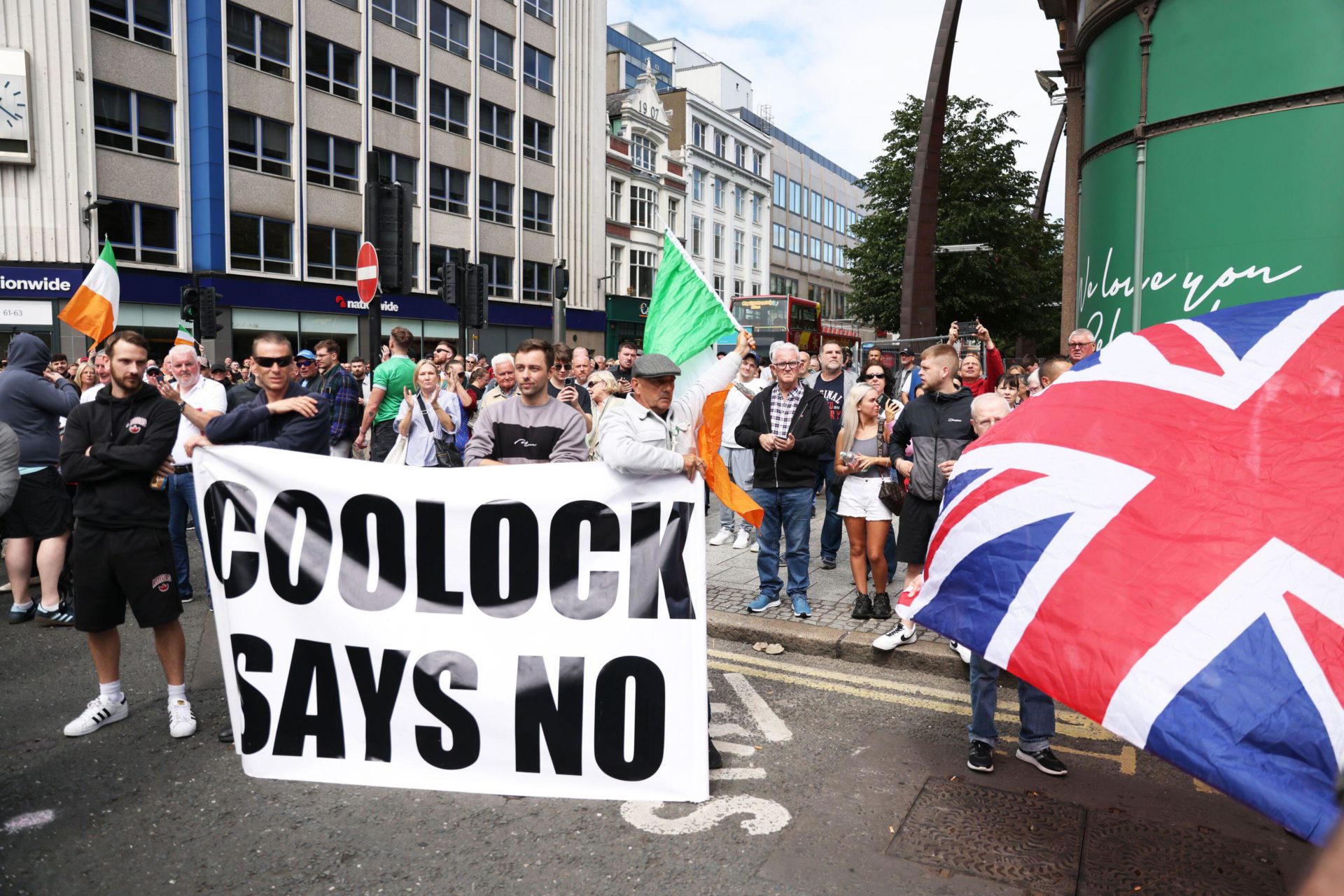 People taking part in an anti-immigrant protest outside Belfast City Hall, 03/08/2024. Image: Bonzo / Alamy Stock Photo