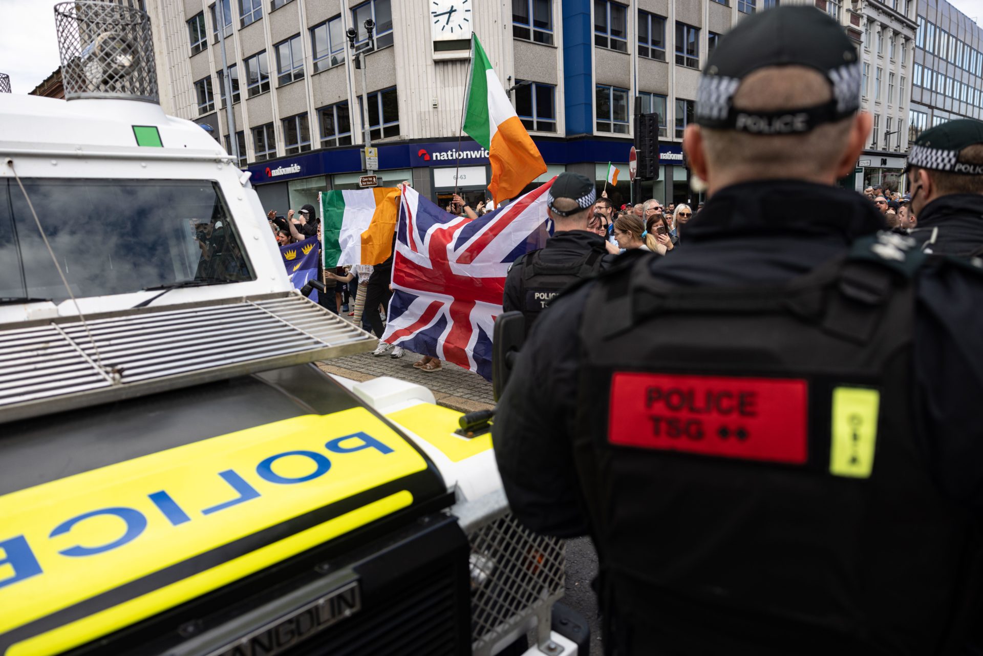 People taking part in an anti-immigrant protest outside Belfast City Hall, 03/08/2024. Image: Bonzo / Alamy Stock Photo