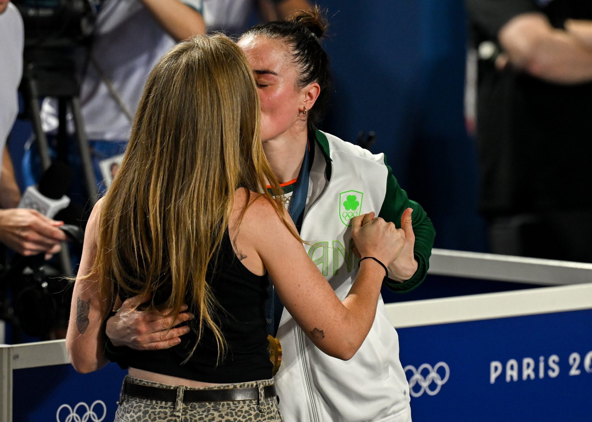  Kellie Harrington celebrates with her wife Mandy after defeating Wenlu Yang of China in their women's 60kg final at the 2024 Paris Olympics, 6-8-24.