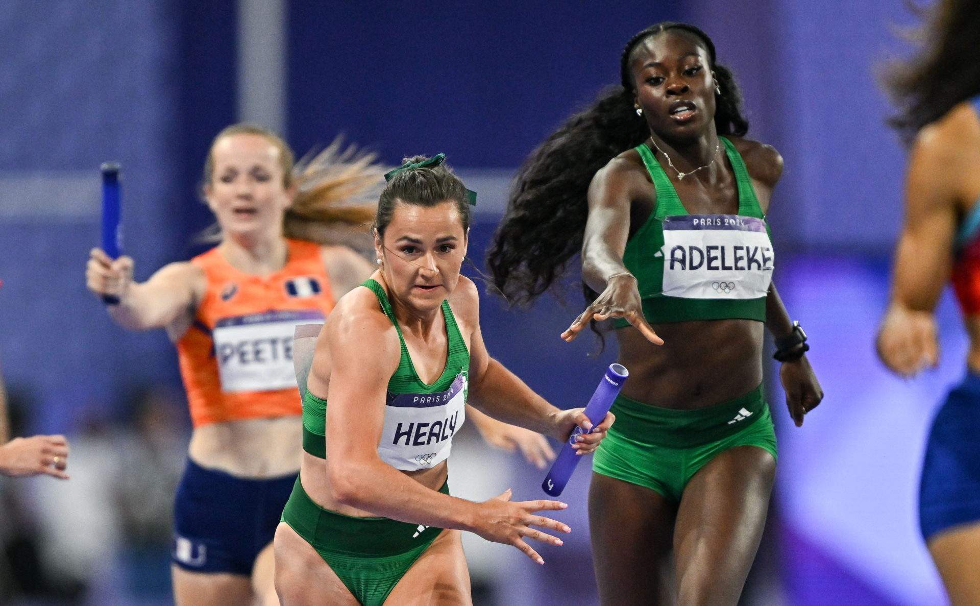 Phil Healy of Team Ireland receives the baton from Rhasidat Adeleke during the women's 4x400 relay final. Photo by Sam Barnes/Sportsfile