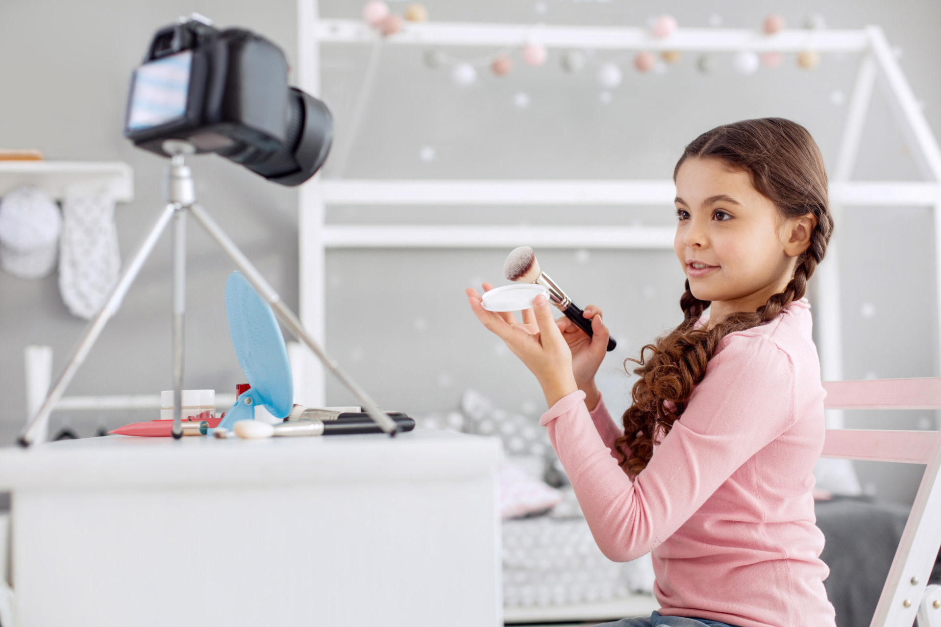 Child doing makeup and skincare routine. Image: Dmytro Zinkevych / Alamy Stock Photo 