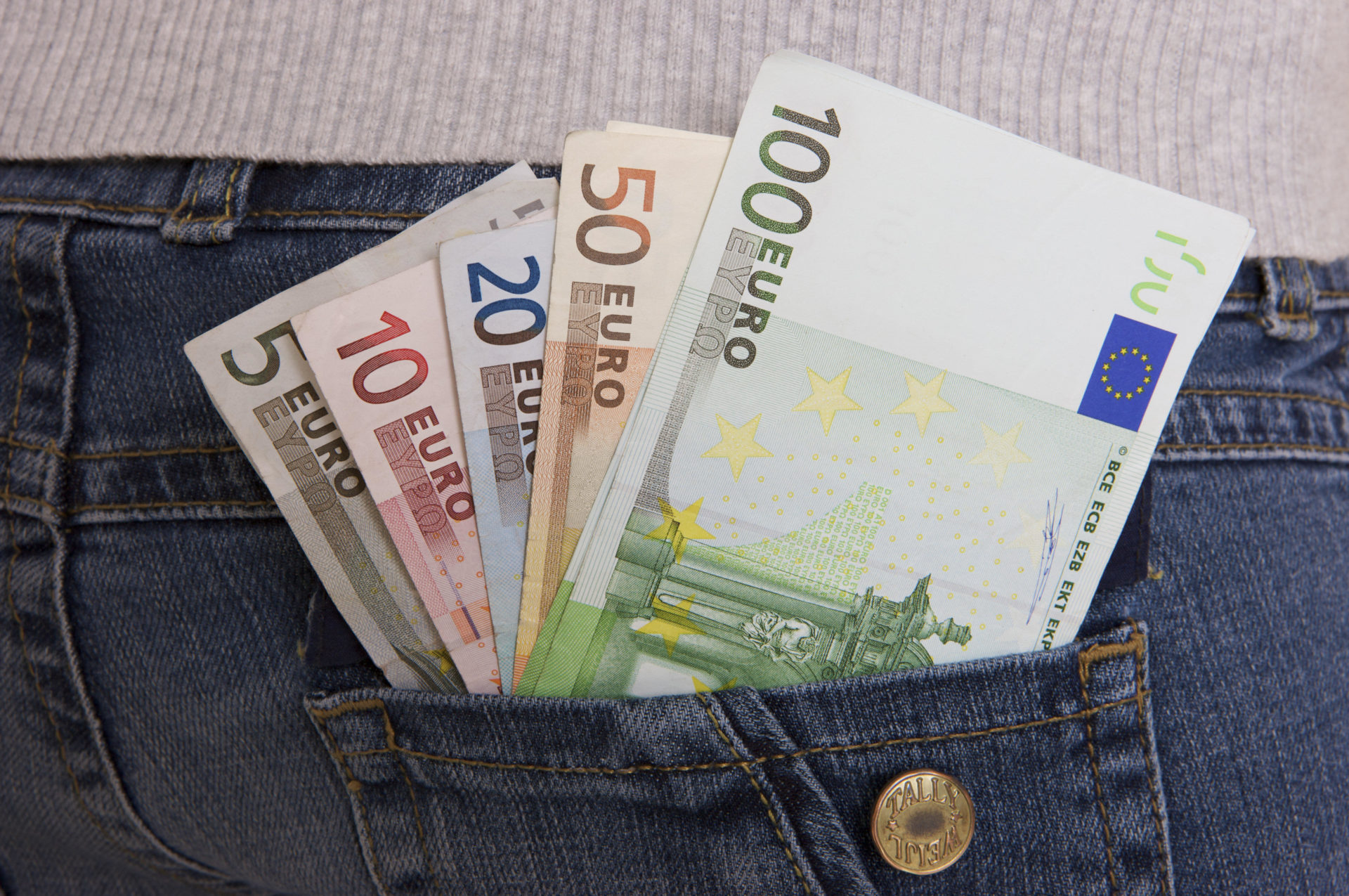 Euro banknotes in a person's pocket, 26-3-08.