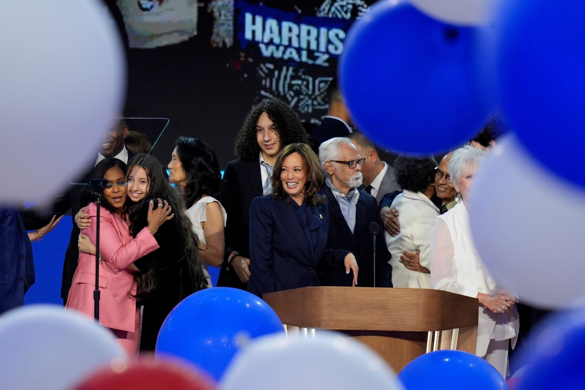 US Democratic presidential nominee Vice President Kamala Harris (centre) appears on stage surrounded by family members and balloons at the Democratic National Convention in Chicago, 22-8-24.