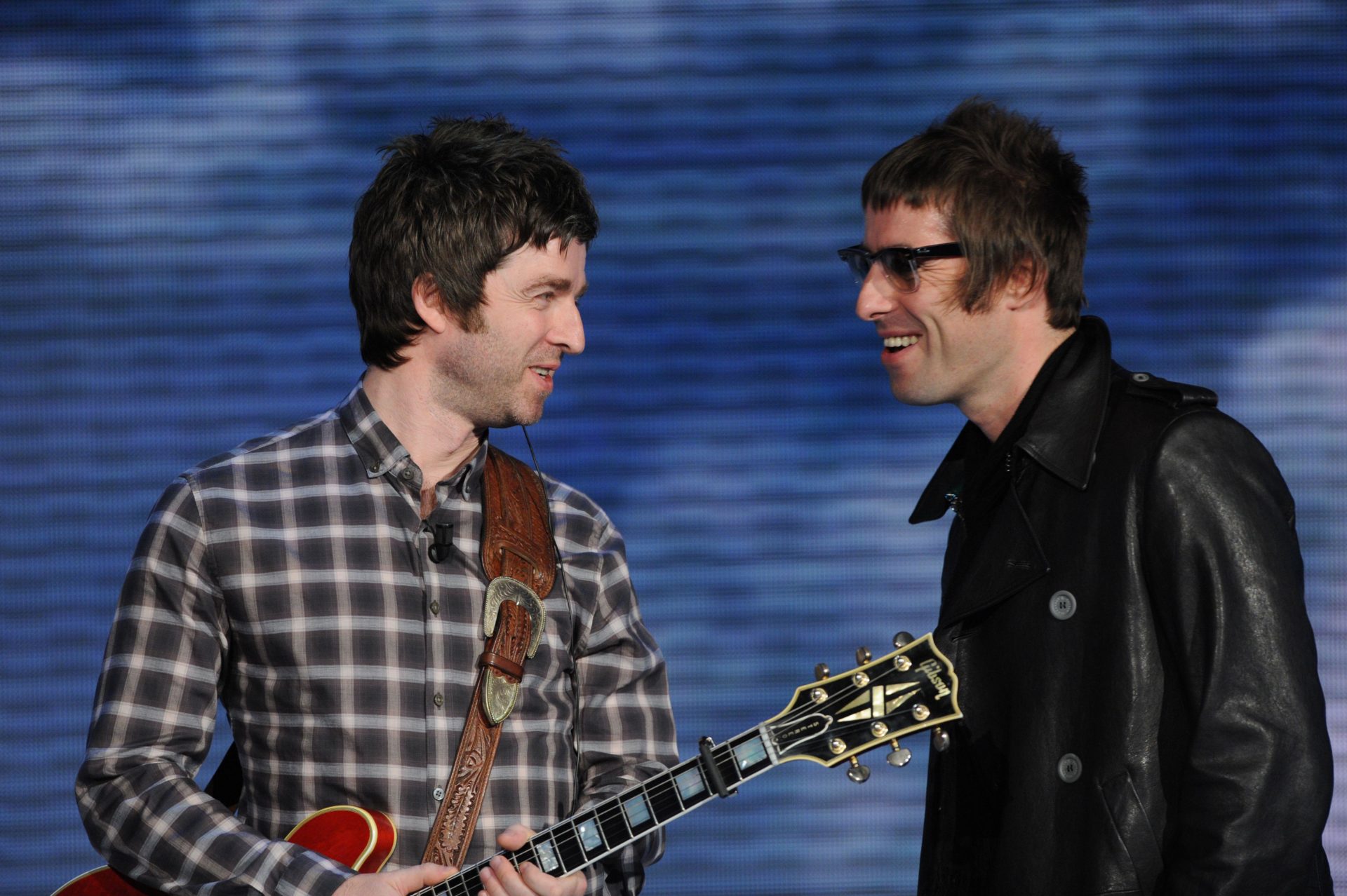 Oasis frontmen Liam and Noel Gallagher on stage in Milan