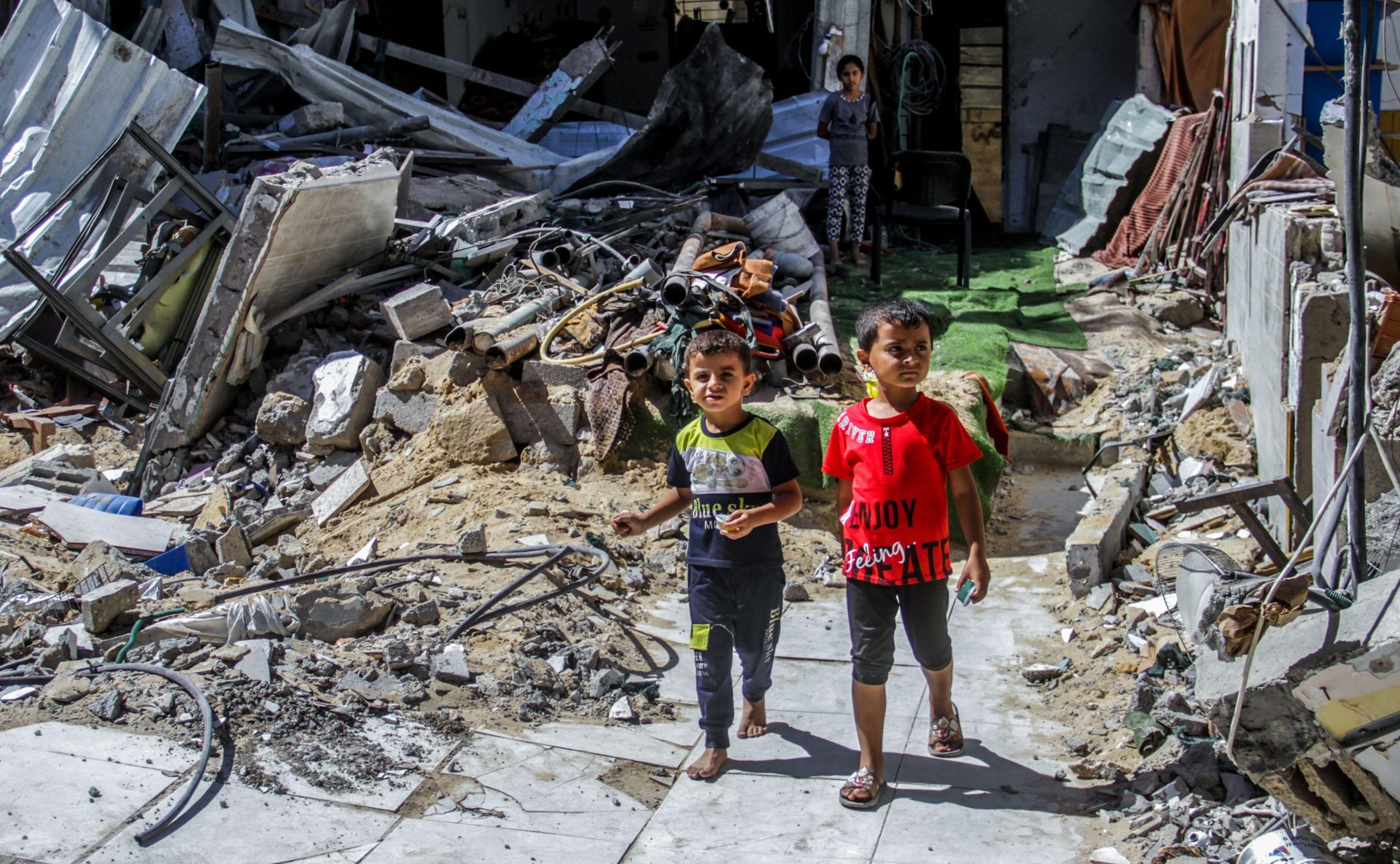 Palestinian children inspect damage to Al-Aliya Kindergarten after it was bombed by Israel in Jabalia camp north of Gaza, 14-9-24.