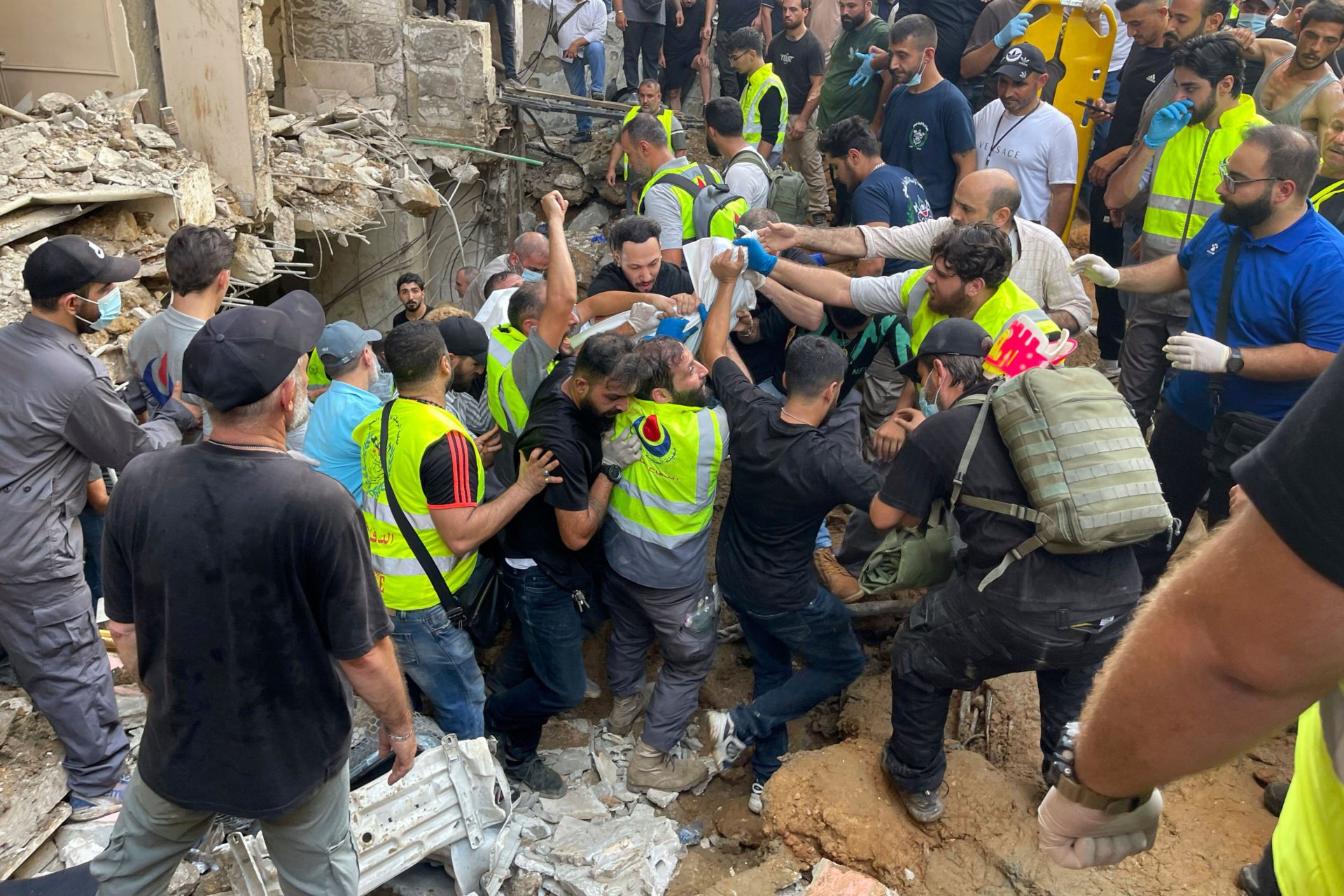 Rescuers carry a body at the scene of a Israeli missile strike in the southern suburbs of Beirut, 20-9-24.