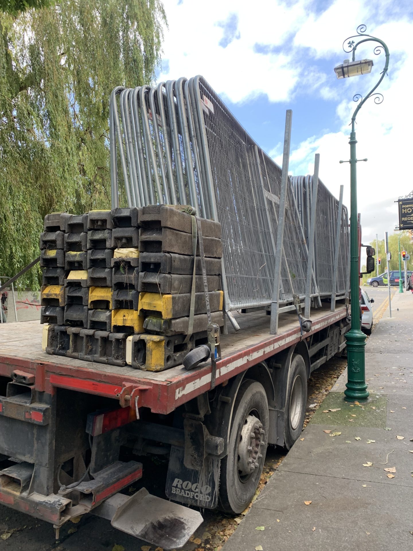 Barriers being taken away from Dublin's Grand Canal, 3-10-24