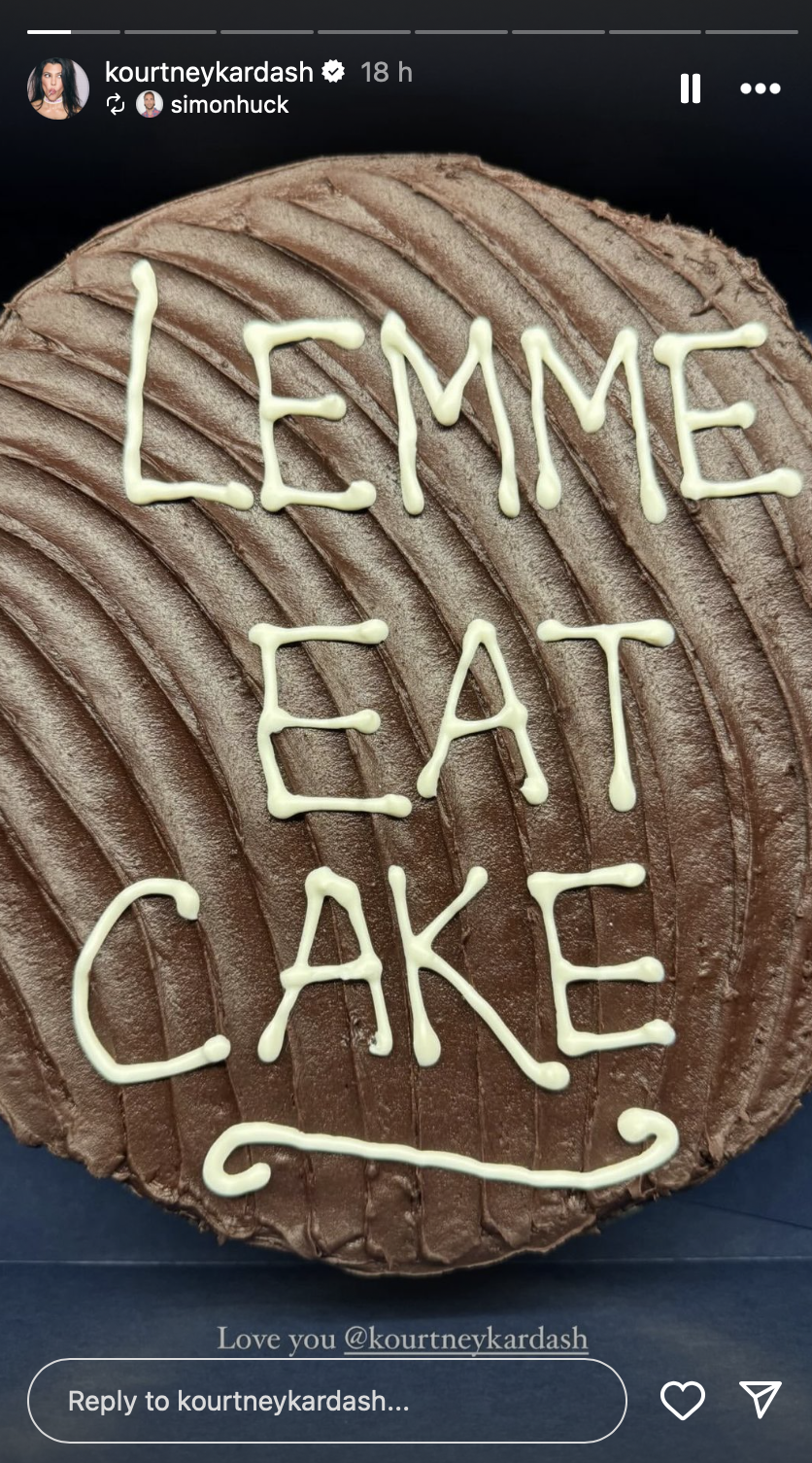 A screenshot of Kourtney Kardashian's Instastory of a cake that says "Lemme eat cake."