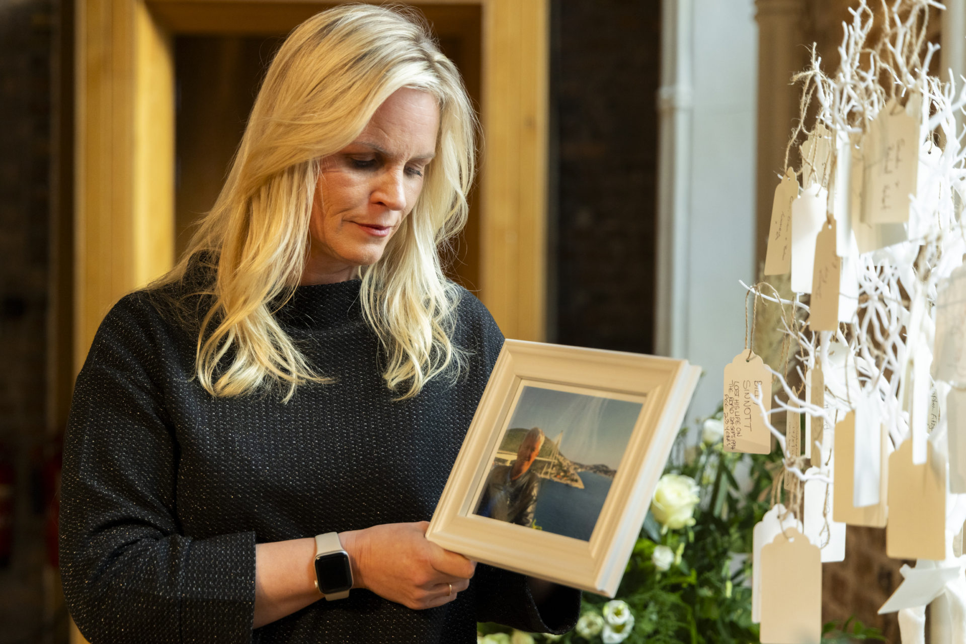 Laura Rice holding a picture of her father, Alan Rice. 12/11/2024 Image: Keith Arkins