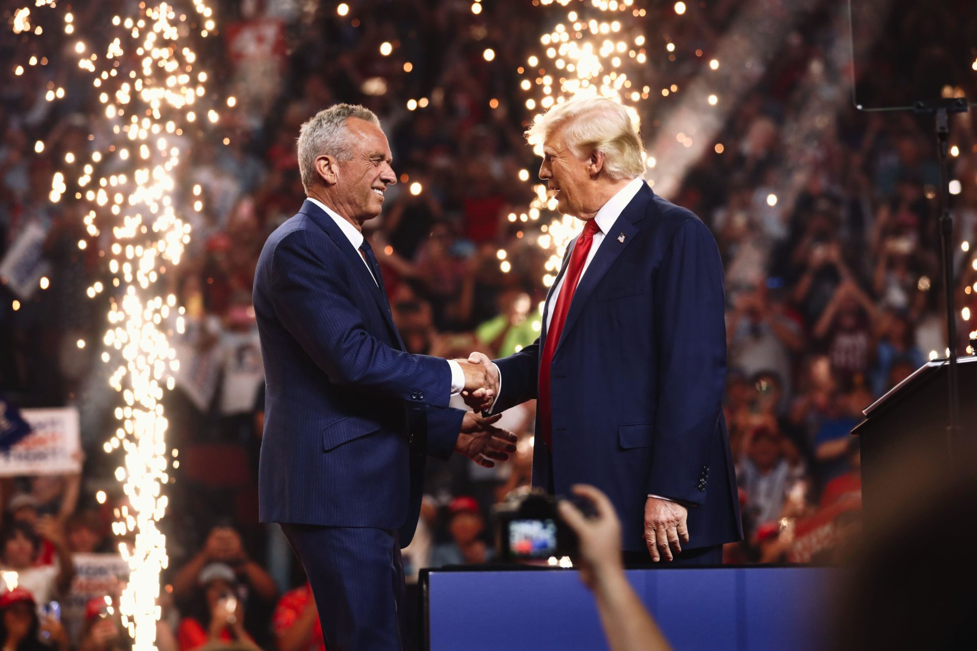 Robert F. Kennedy, Jr. and Donald Trump shaking hands. 23/08/2024 Image: Alamy