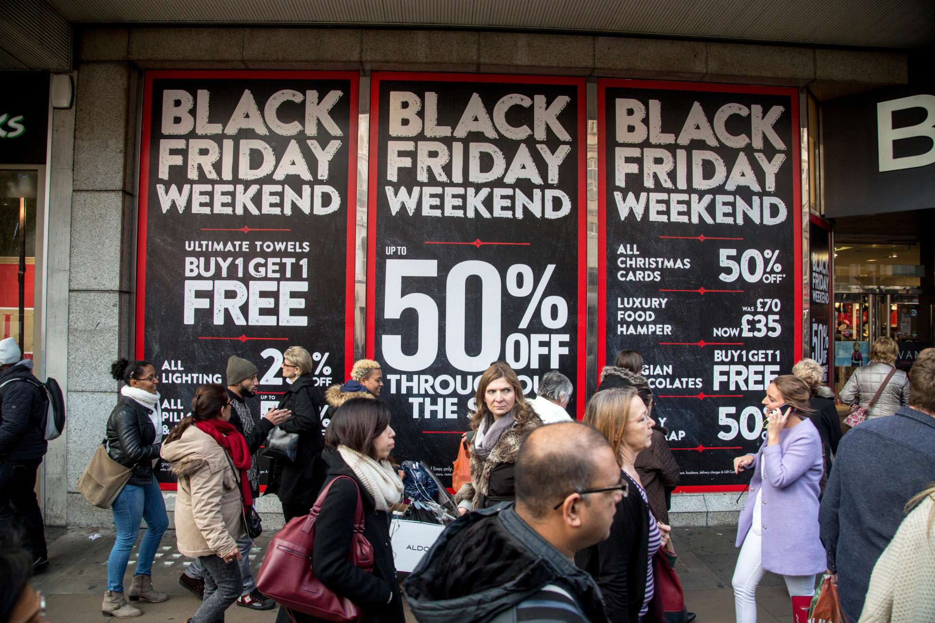 Black Friday shopping day sale discount. Image: Alamy