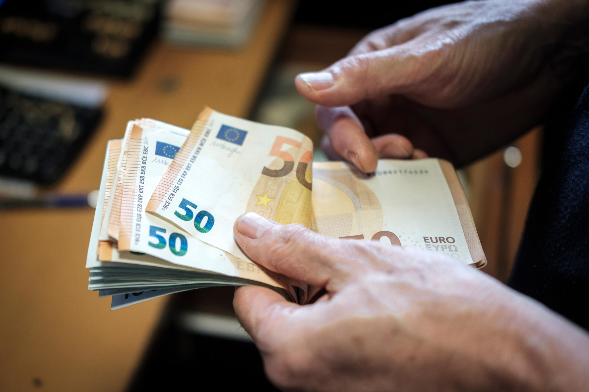 PKDCCY Counting cash-euro banknotes-fifty euros banknotes