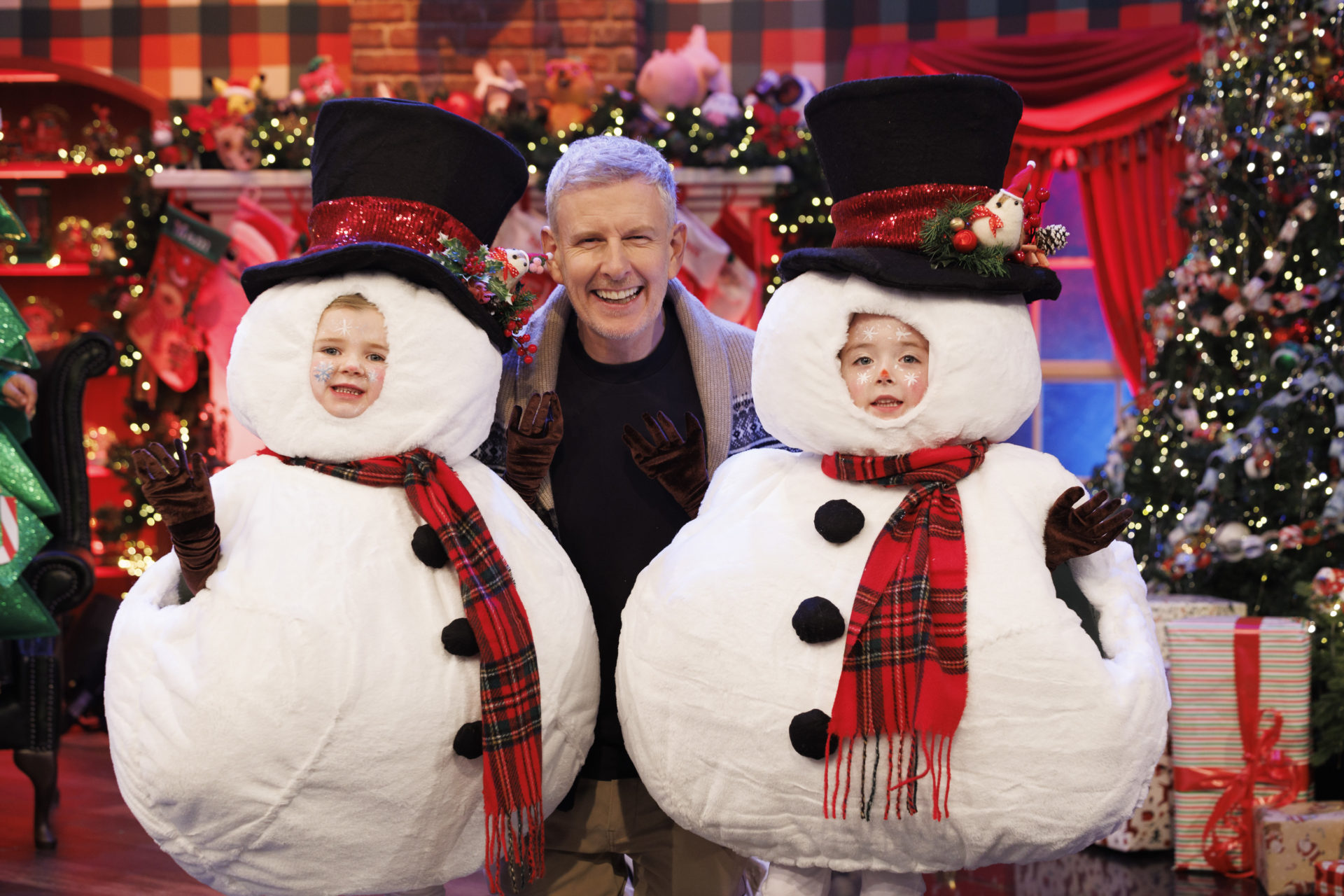 Patrick Kielty pictured with children of the Spotlight stage school, Tara Dowling (5) from Carlow and Cuinn O Dowd (5) from Cavan on set of this year’s Late Late Toy Show where the theme has been revealed as Home Alone.