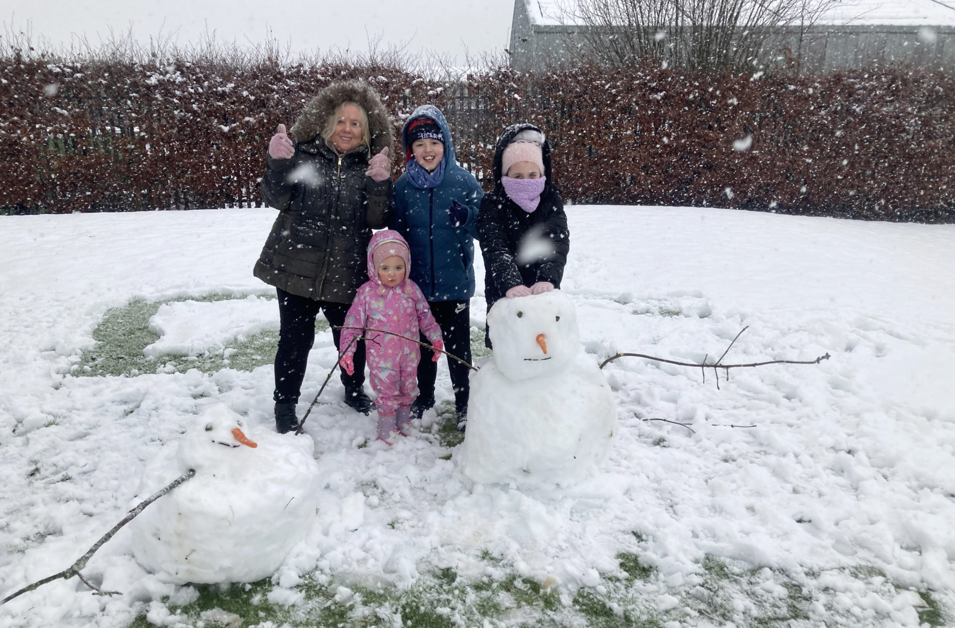 05/01/2025 Portlaoise Ireland. Winter is Coming. Snow falls in the Dunmasc Estate in Portlaoise Co Laois. Photo shows granmother Fiona OFarrell with grandchildren Jamie aged 10, Hollie aged 8 and Eve Higgins aged 2 (Premission Given) after making a snowman in the Dunmacs estate in Portlaoise. Photo: Derek Farrell/© RollingNews.ie