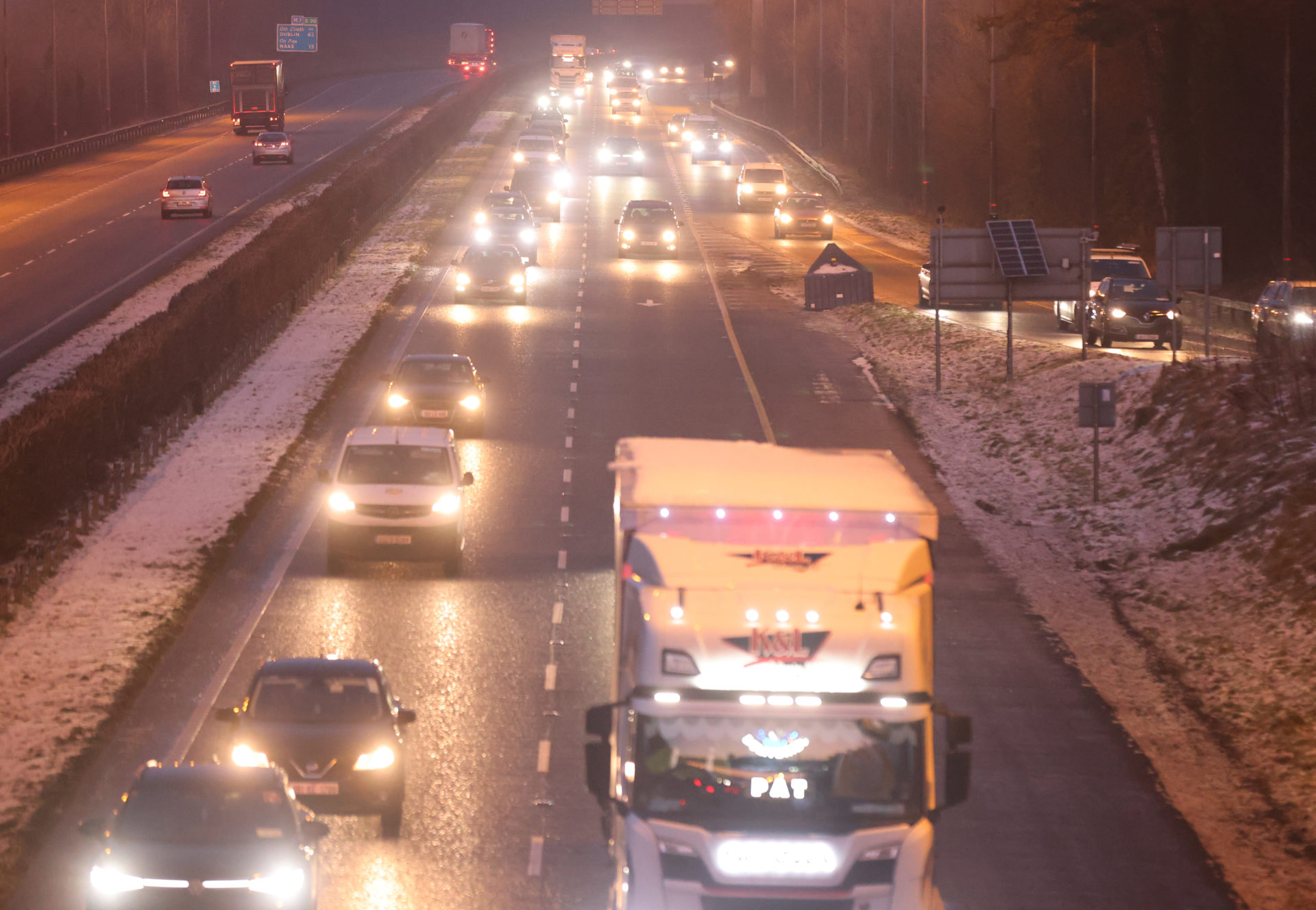 Commuters and business traffic travelling south on the M& Motorway in County Kildare, as freezing fog starts to makes its presence felt on what is expected to be one of the coldest nights of the current bat weather spell. 8/1/2025. Photo: Eamonn Farrell/© RollingNews.ie